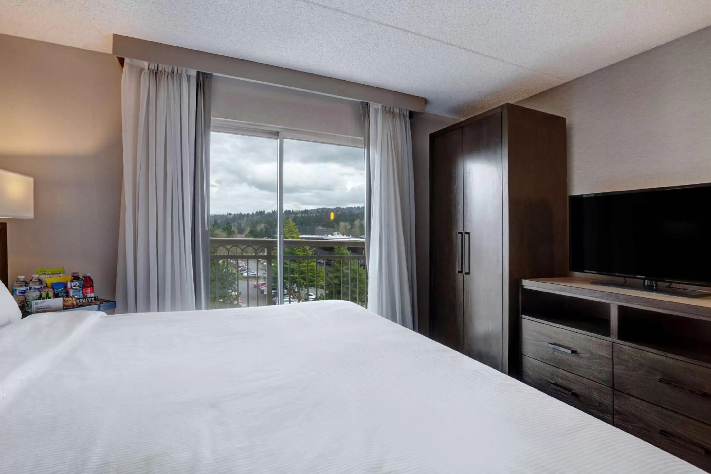 Bed in Embassy Suites by Hilton Seattle Bellevue