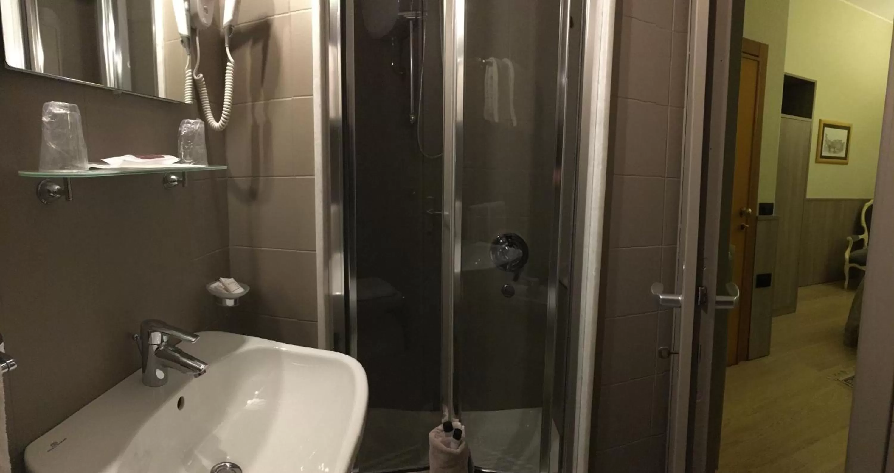 Bathroom in Hotel Est Piombino