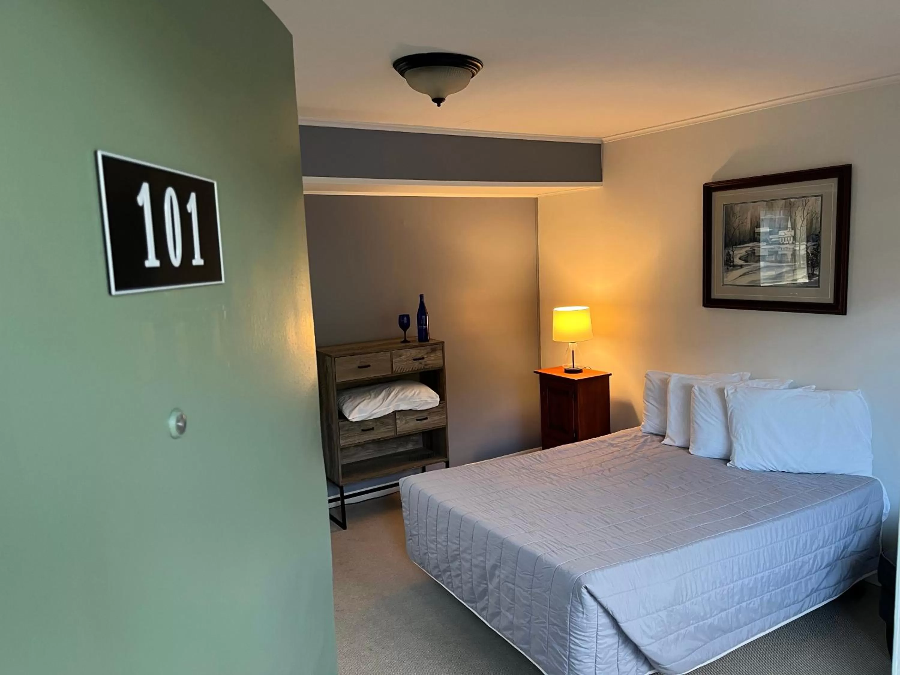 Bed in Community Court Motel