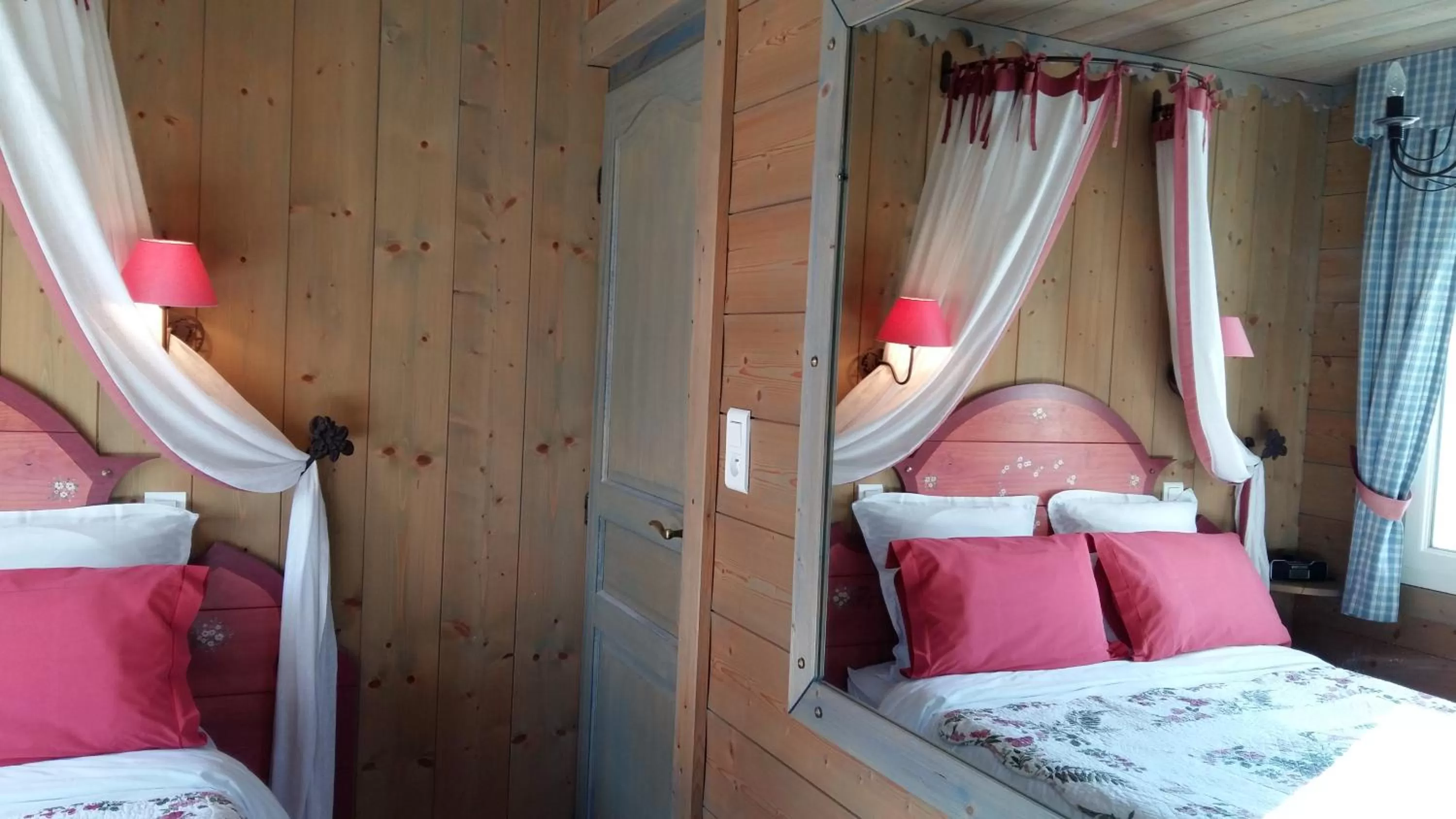 Decorative detail, Bed in Les Loges Du Parc