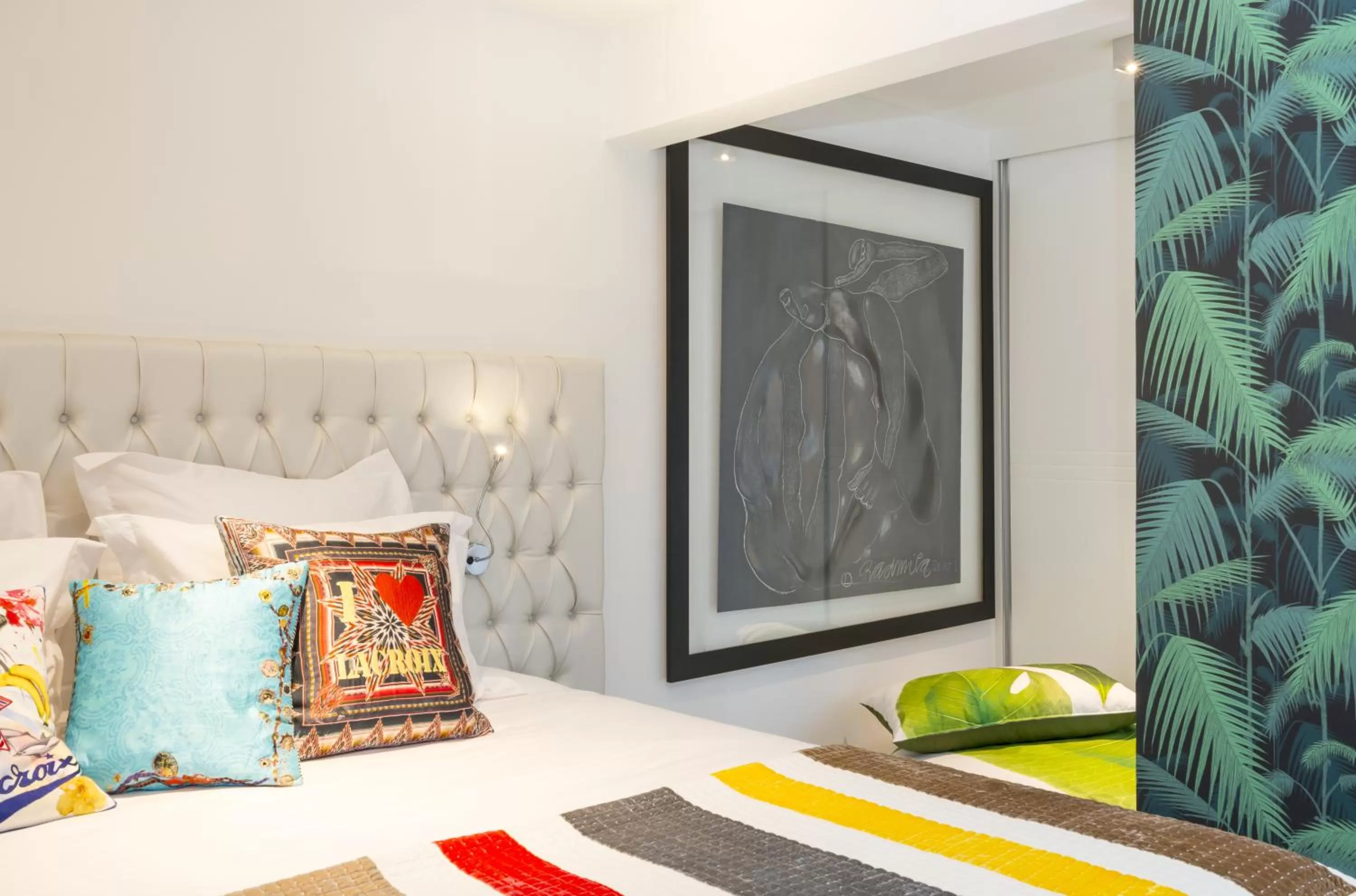 Bed in Prestige Property - Da Costa