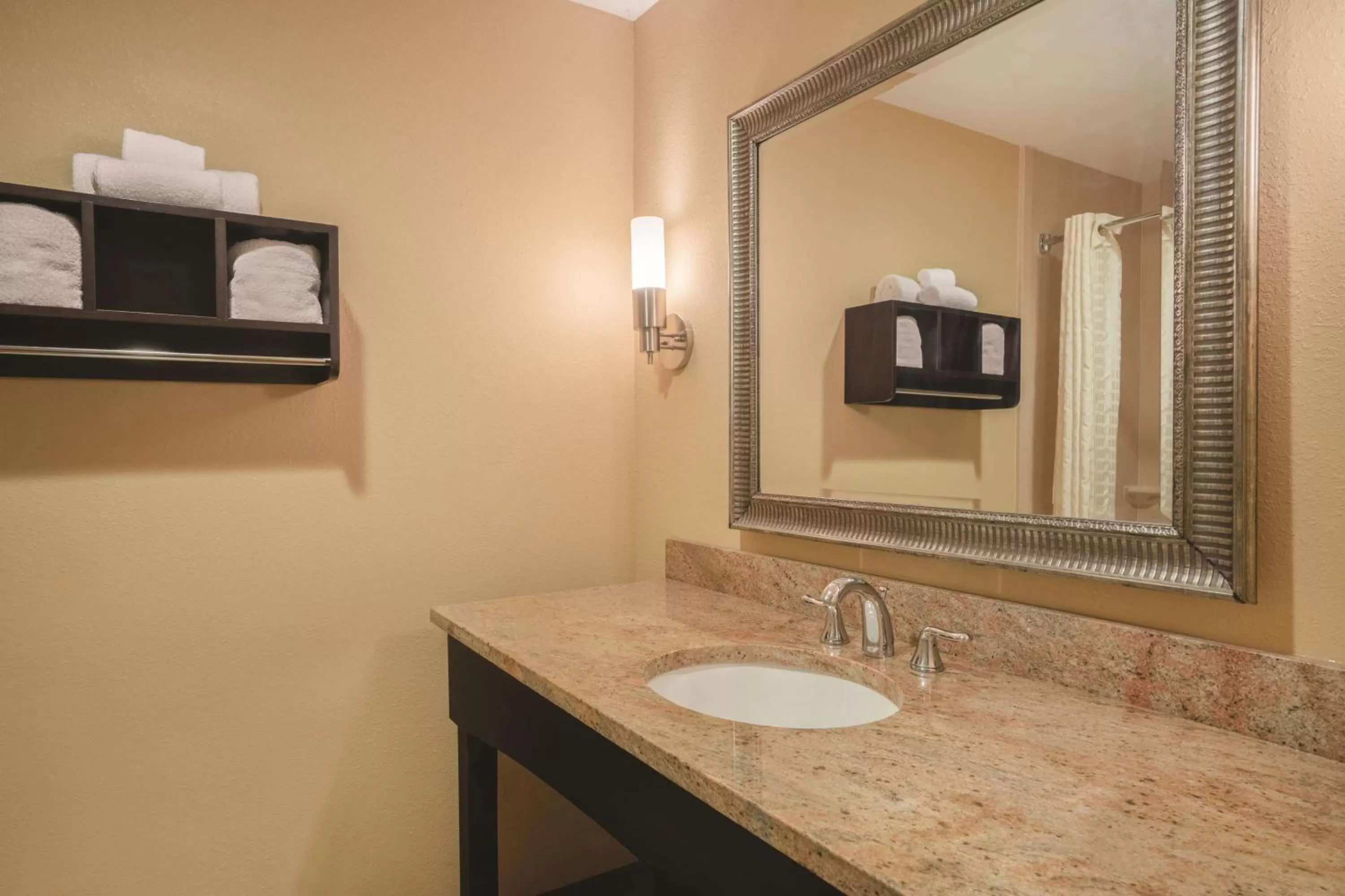Deluxe Queen Room with Sofa Bed in Comfort Inn & Suites Verona at Turning Stone Resort Casino