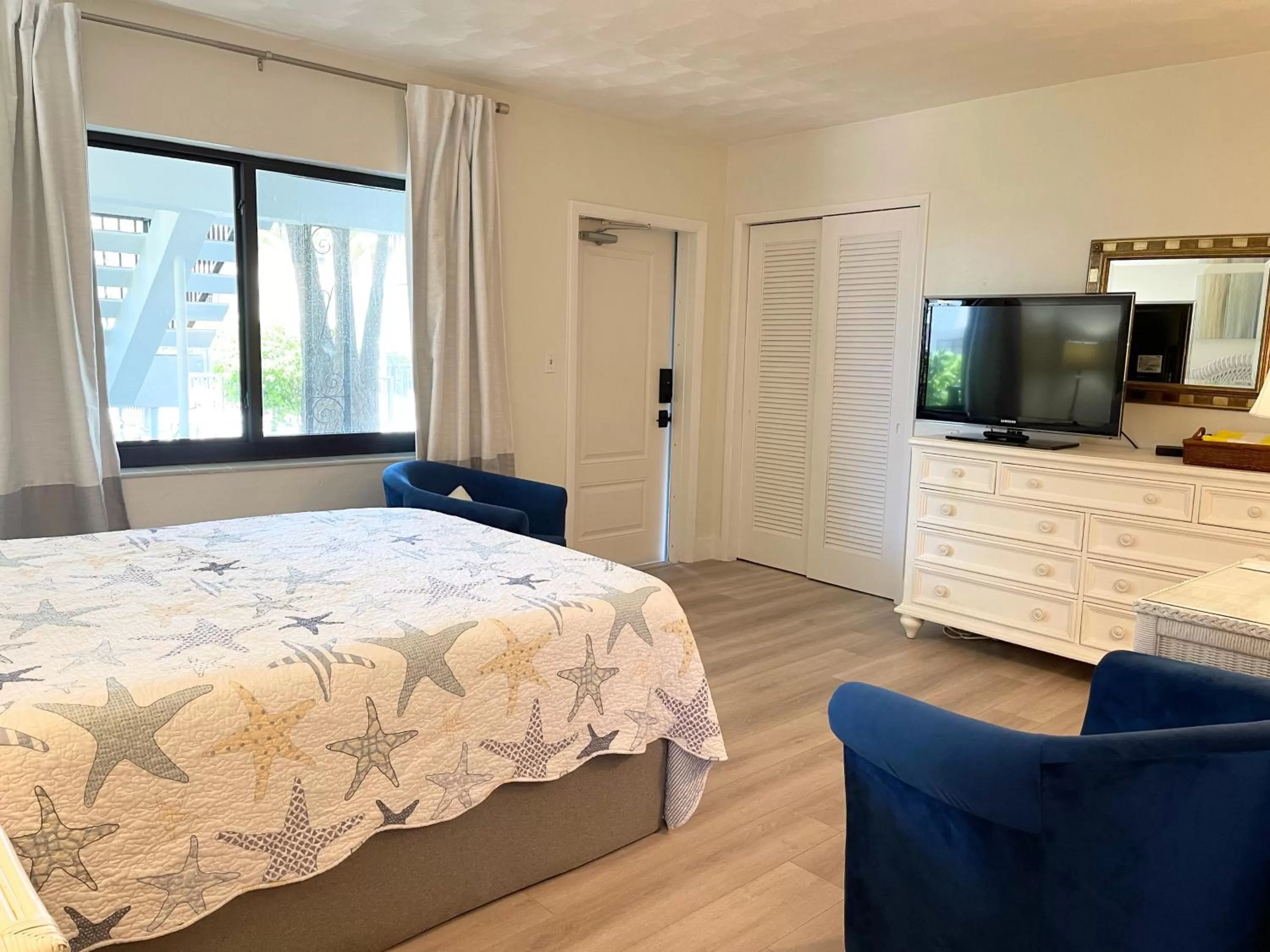 Bed in Tropic Isle Beach Resort