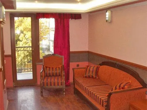 Seating area in California Hotel