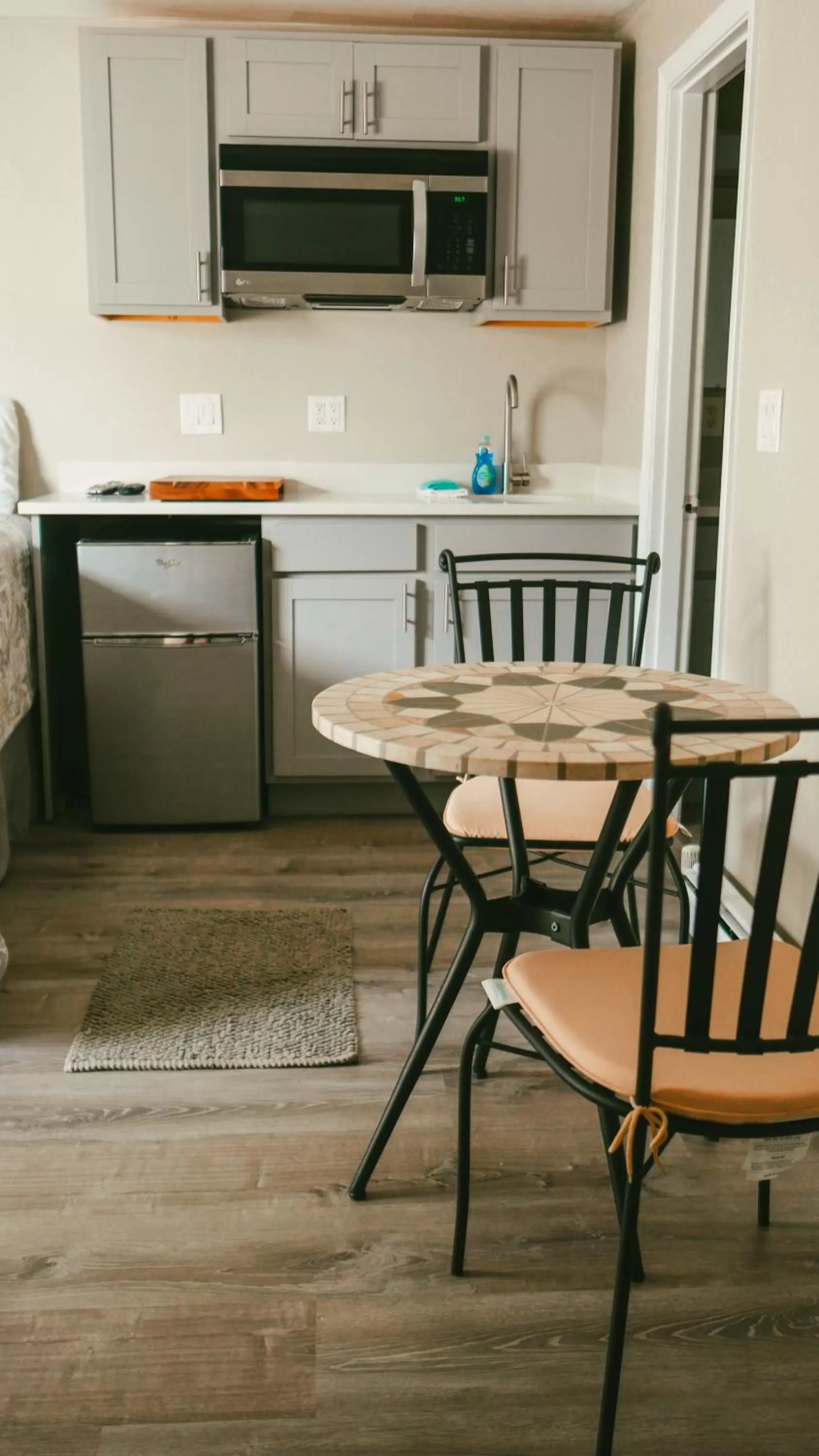 Kitchen/Kitchenette in The Atlantic Motel