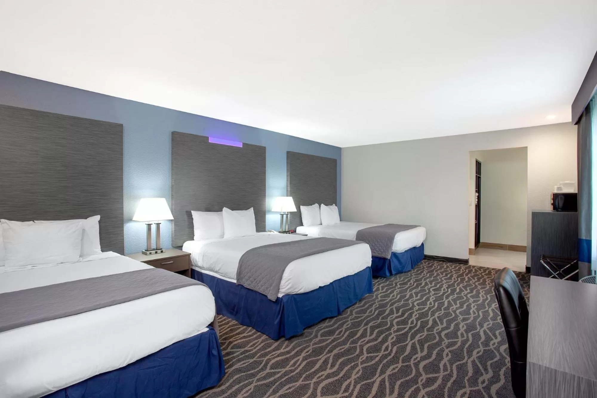Bed in Travelodge Inn & Suites by Wyndham Anaheim on Disneyland Dr