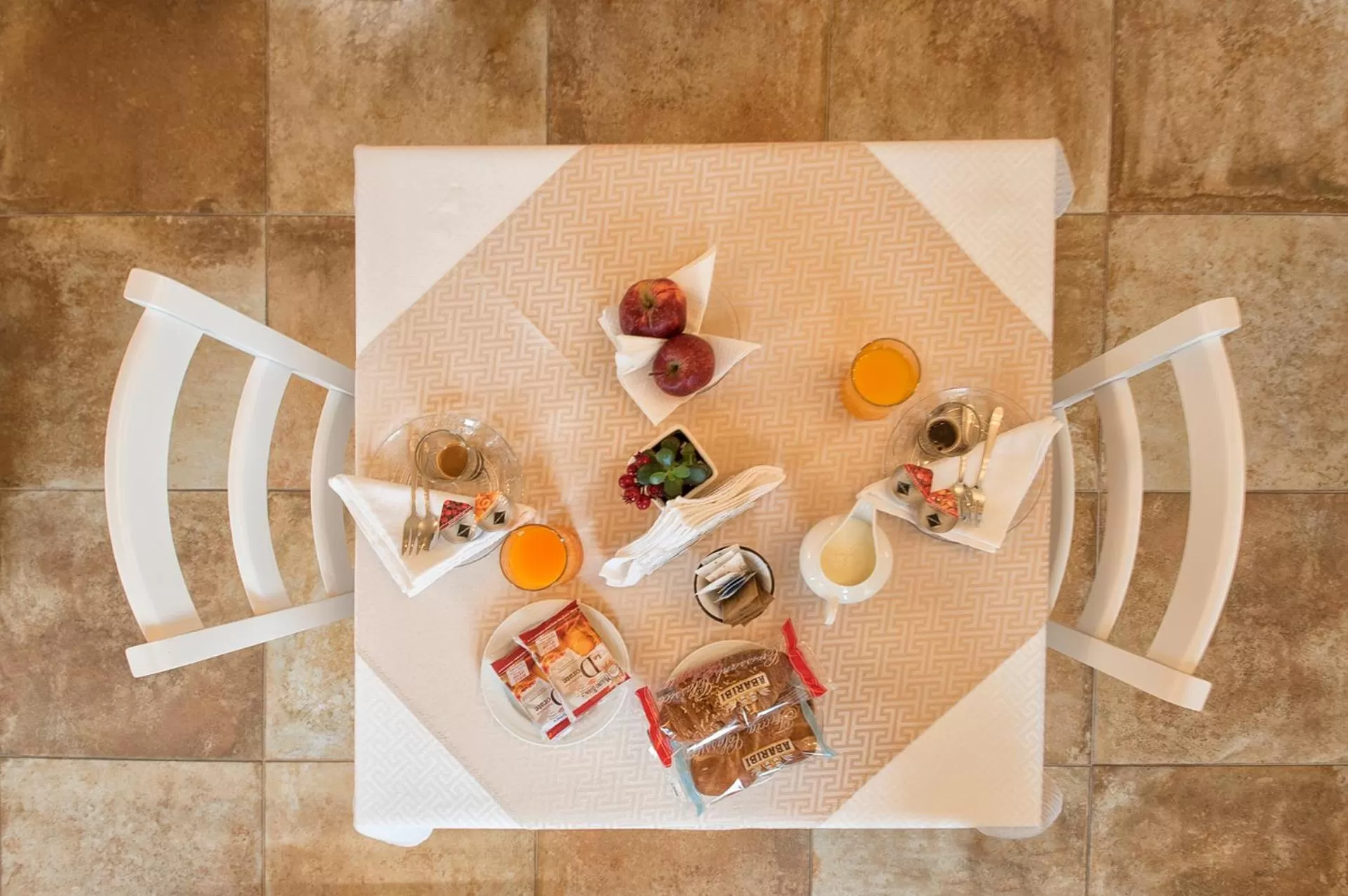 Food and drinks in Villa Malvasio Pool and Jacuzzi Room Sassari