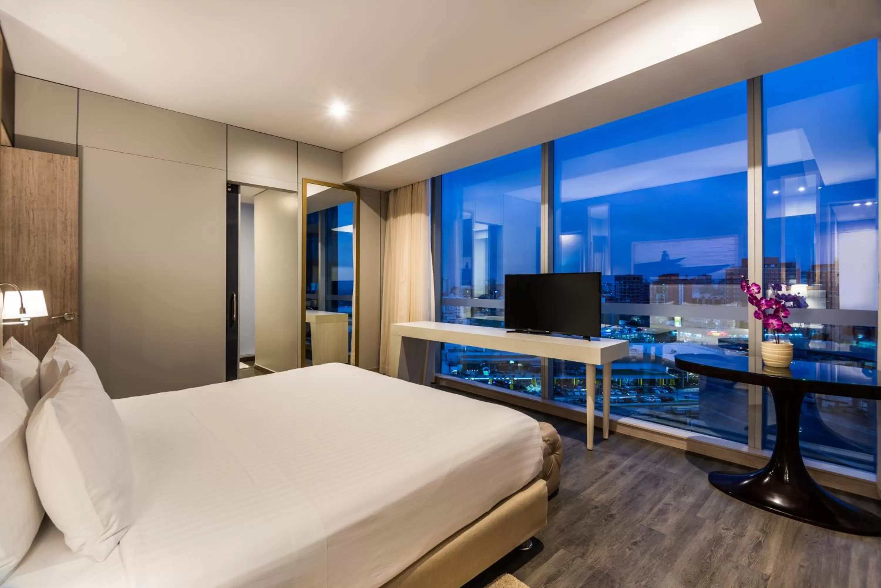 City view, Bed in Crowne Plaza Barranquilla by IHG