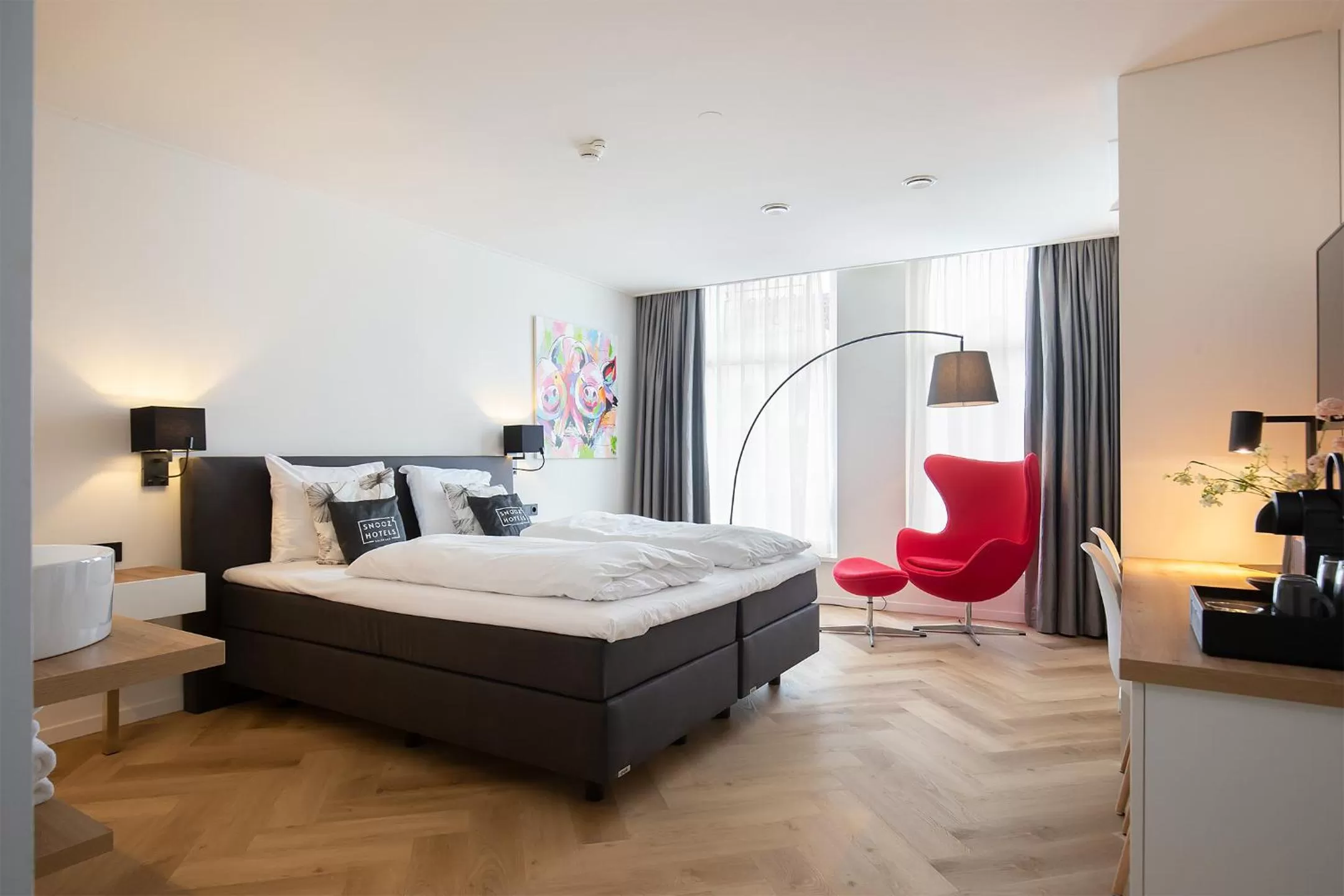 Bed in Snoozz Hotels Bolsward Boutique hotel zonder receptie met digitale sleutel