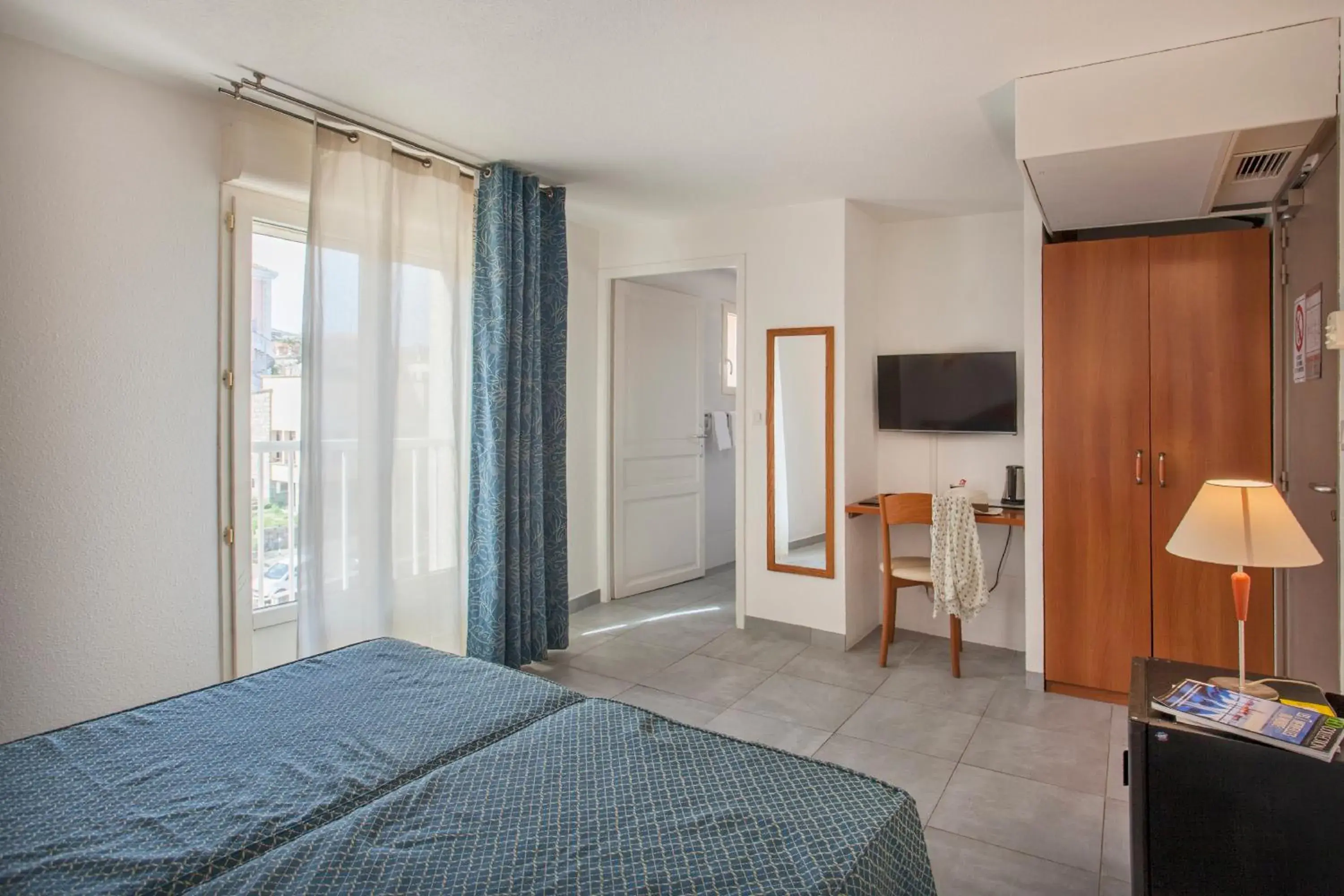 Double Room with Street View - Disability Access in Le Neptune & Spa Double Room with Street View - Disability Access in Le Neptune & Spa