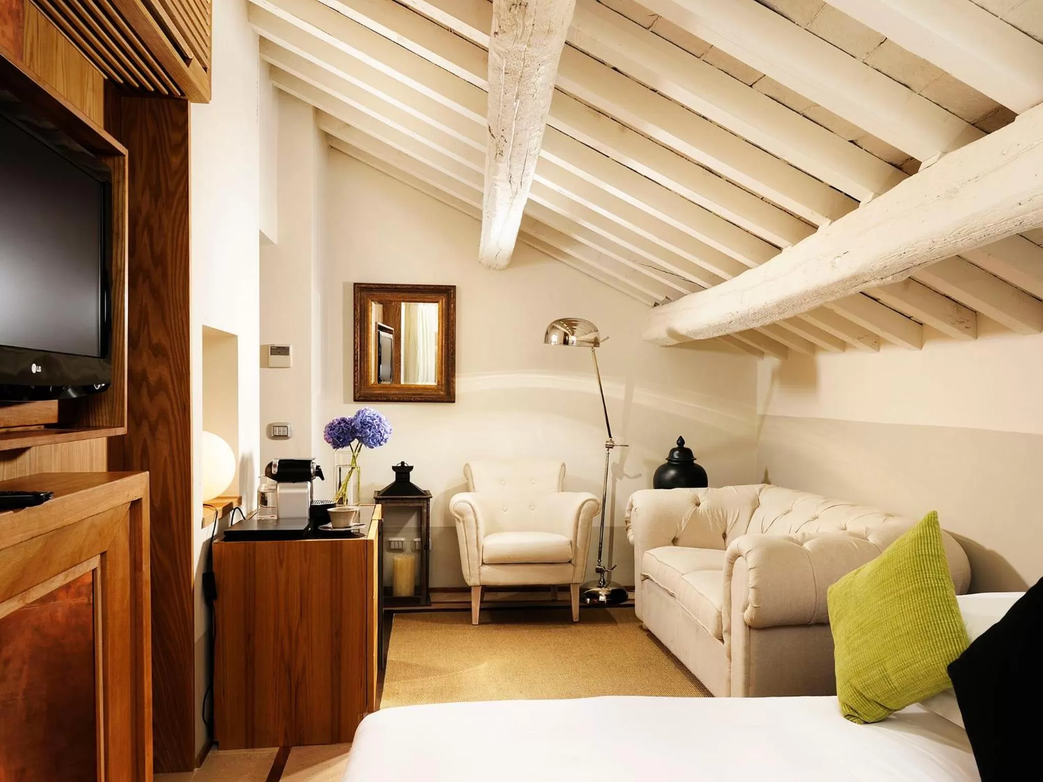 Living room in Mario De' Fiori 37