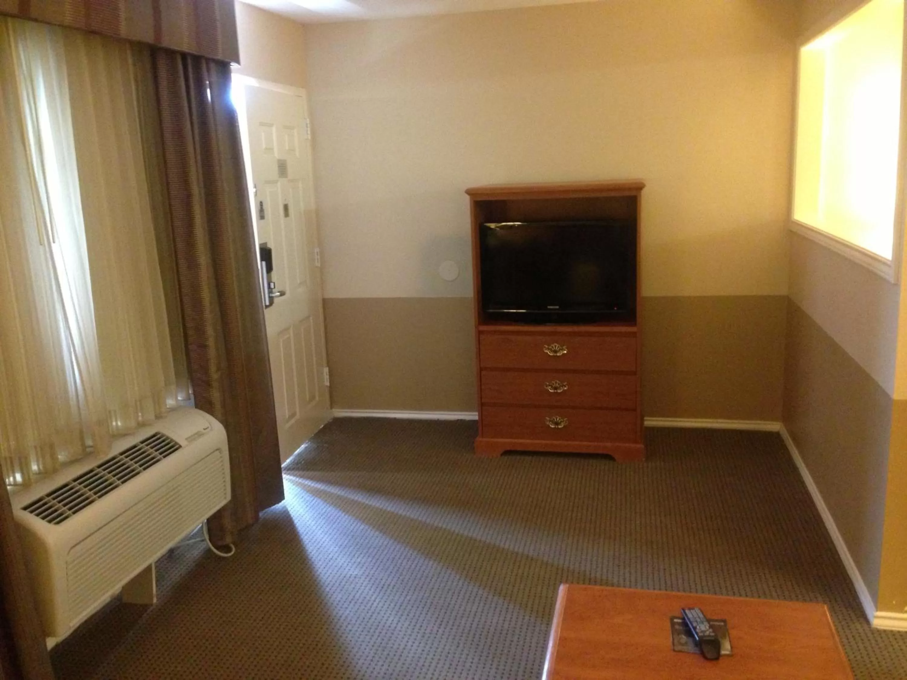 TV and multimedia in Americas Best Value Inn & Suites Sonora