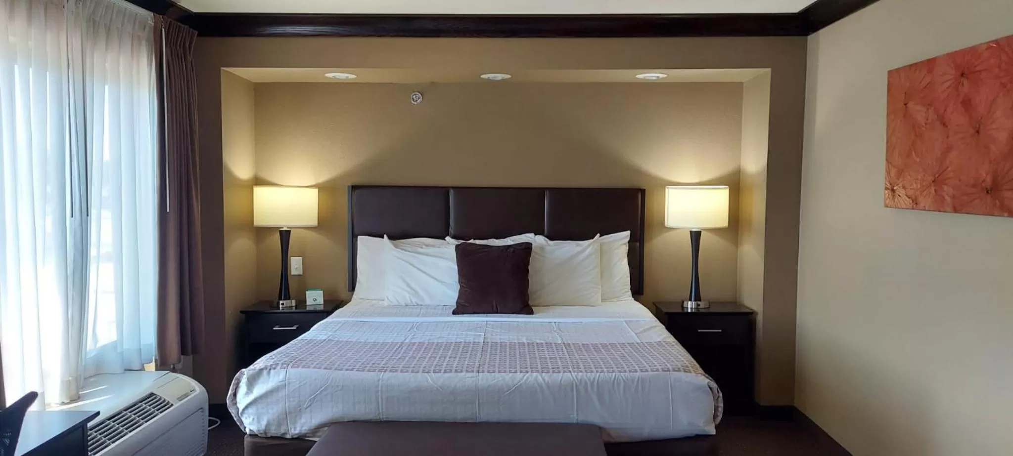 Bed in Parkwood Inn & Suites