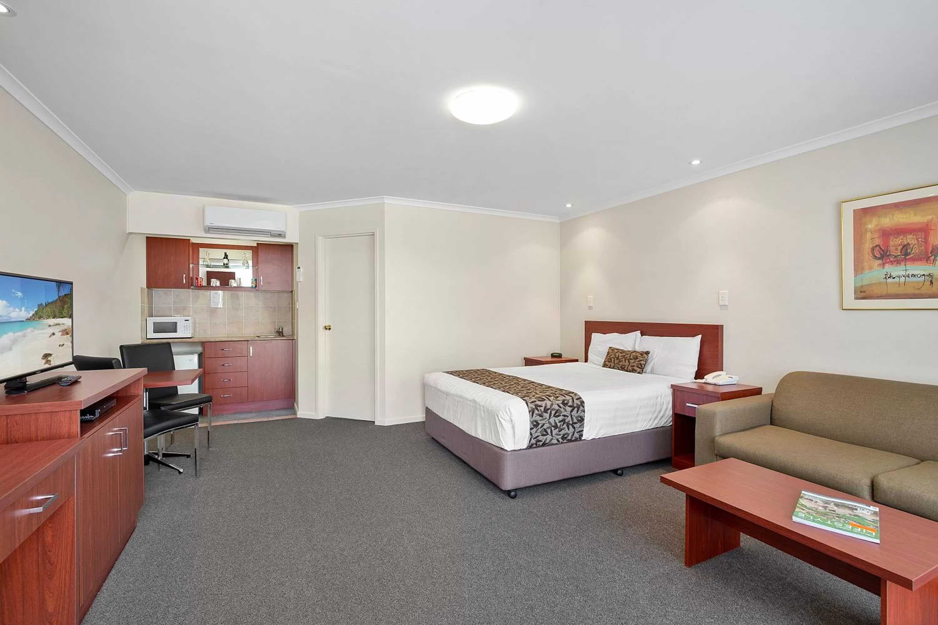 Bedroom, Bed in Thunderbird Motel Yass