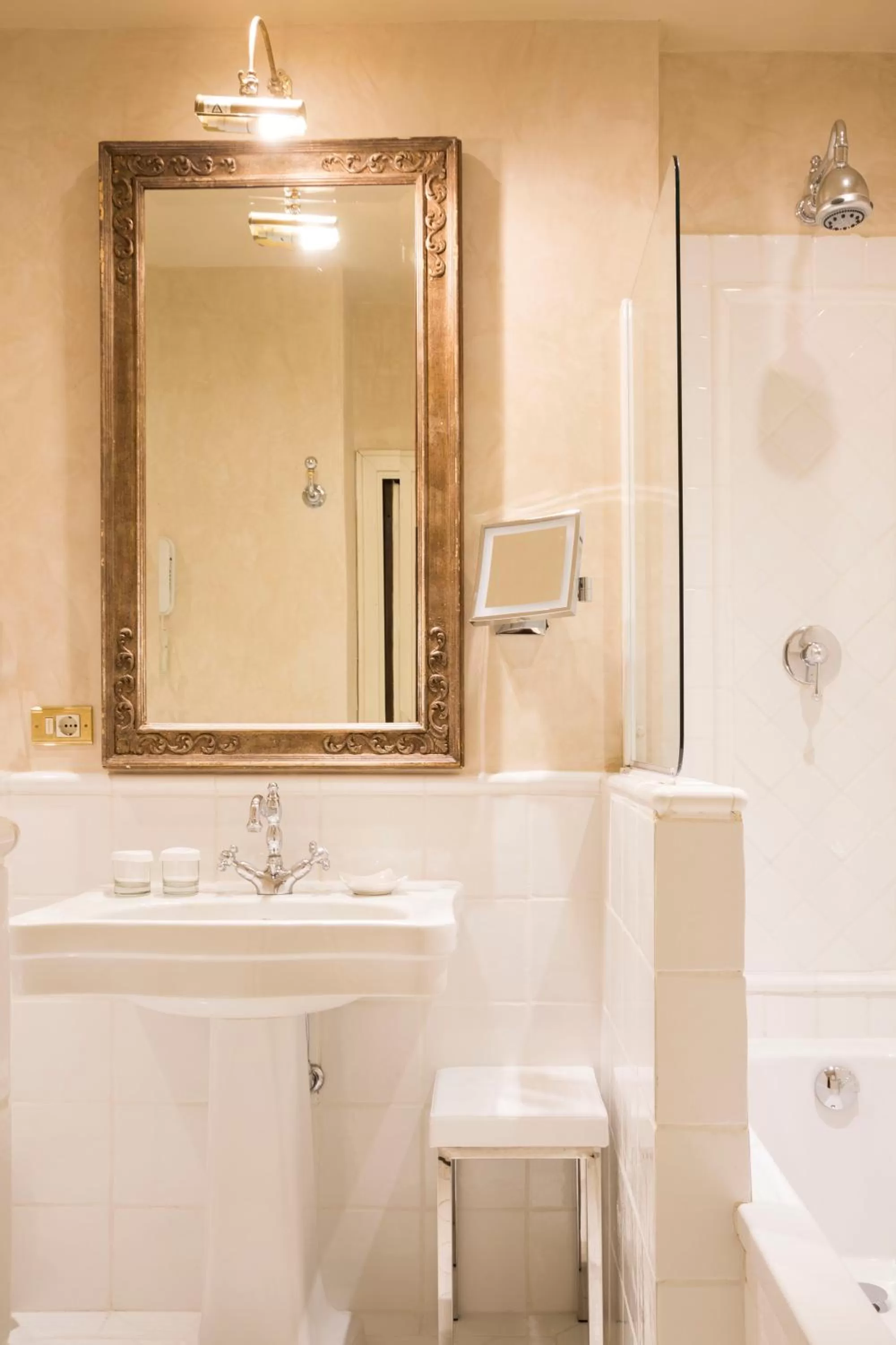 Bathroom in Grand Hotel Baglioni