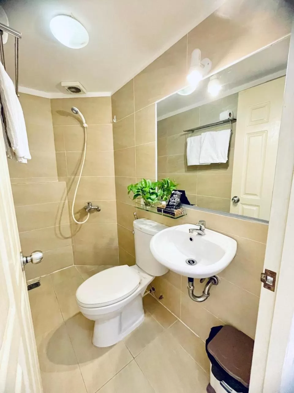 Shower in Marieline Hotel Pham Ngu Lao