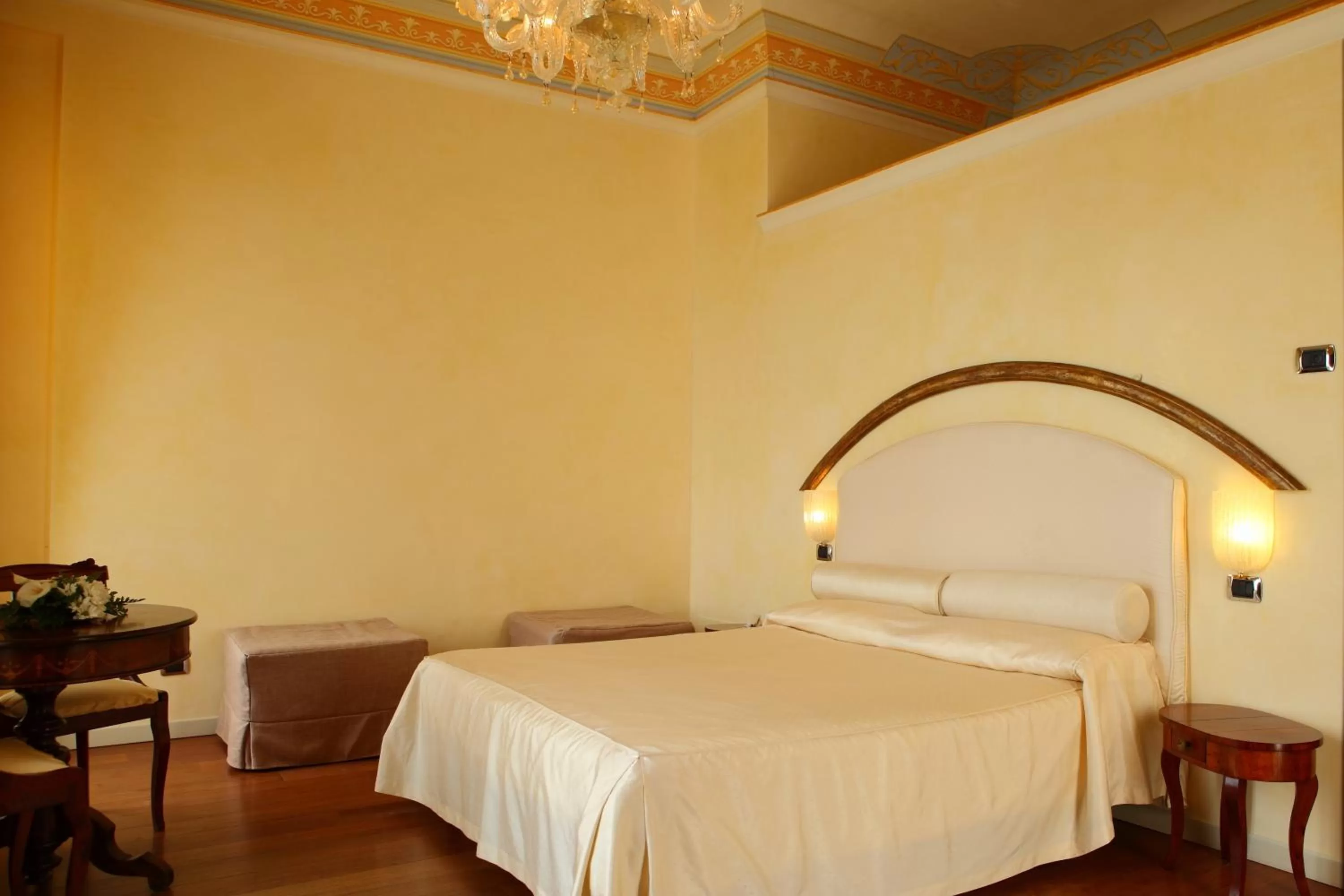 Bedroom, Bed in Classique