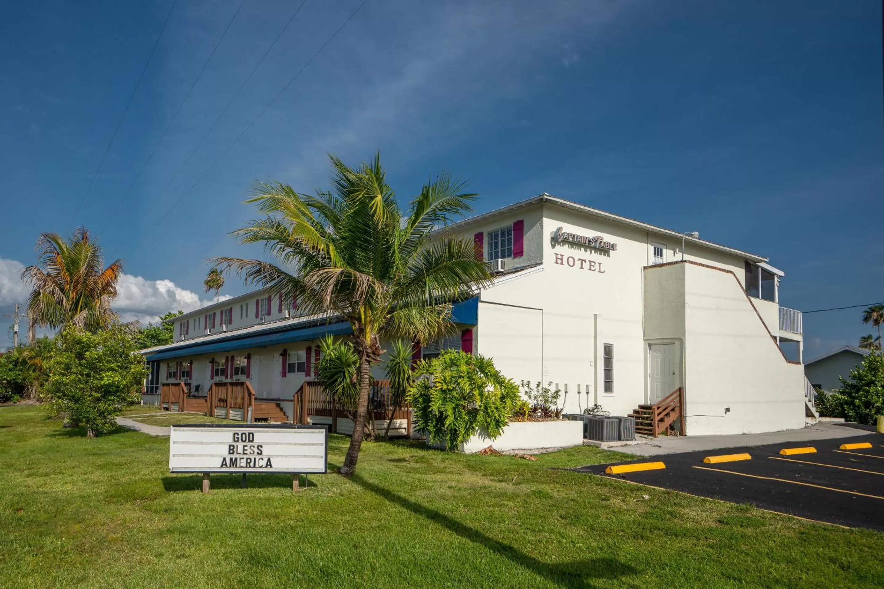 Property building in Captain's Table Hotel by Everglades Adventures