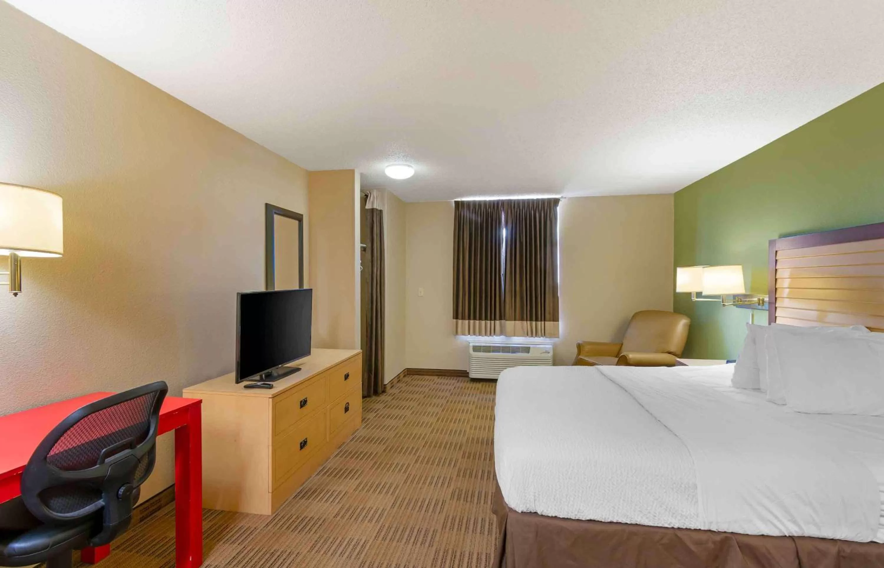 Bedroom, Bed in Extended Stay America Suites - Kansas City - Overland Park - Quivira Rd