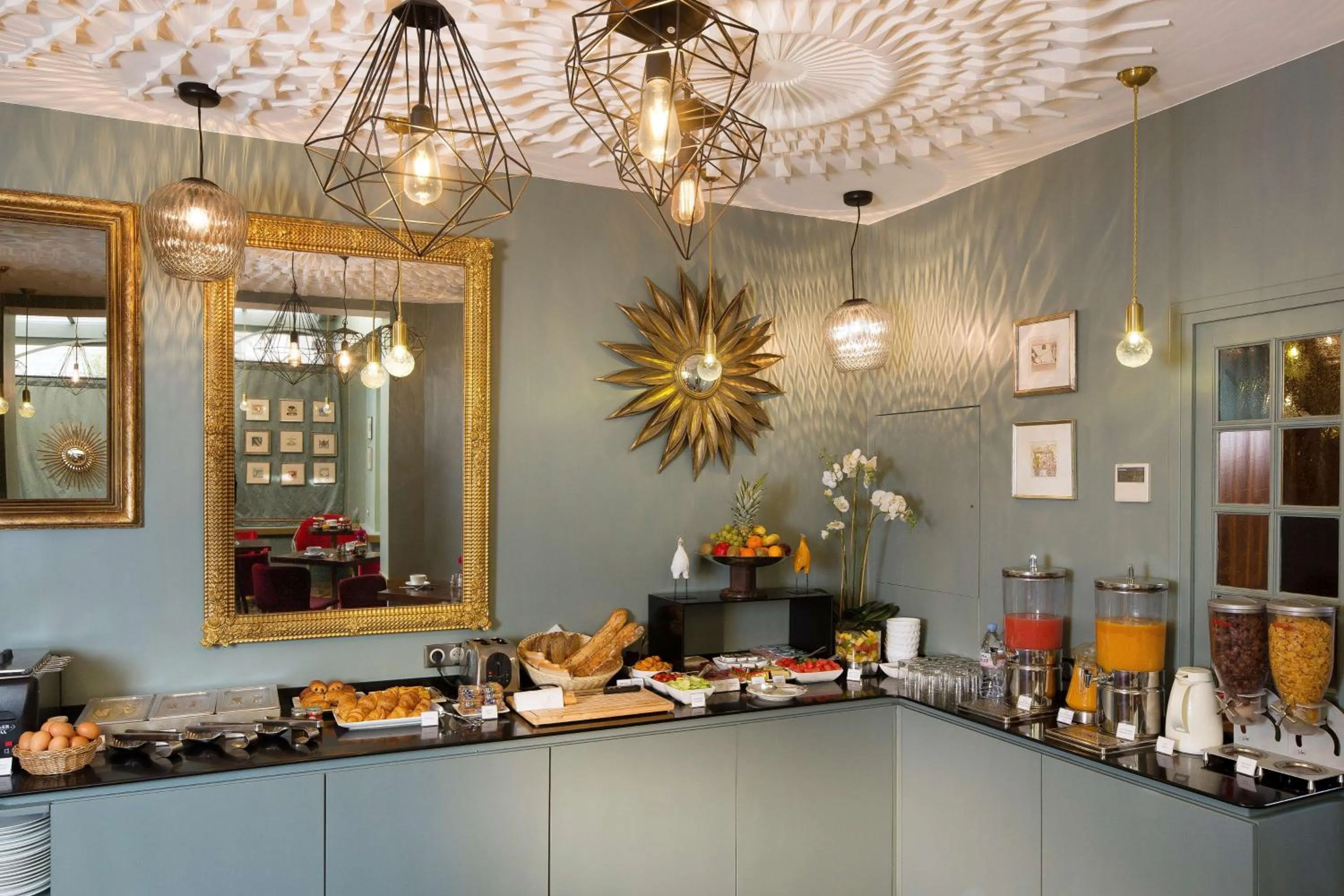 Restaurant/places to eat in Best Western Premier Trocadero La Tour