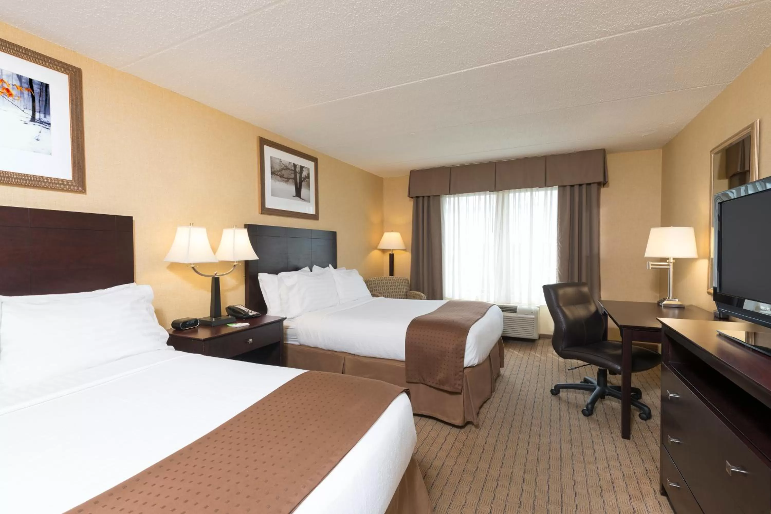 Photo of the whole room, Bed in Holiday Inn Cleveland - South Independence by IHG