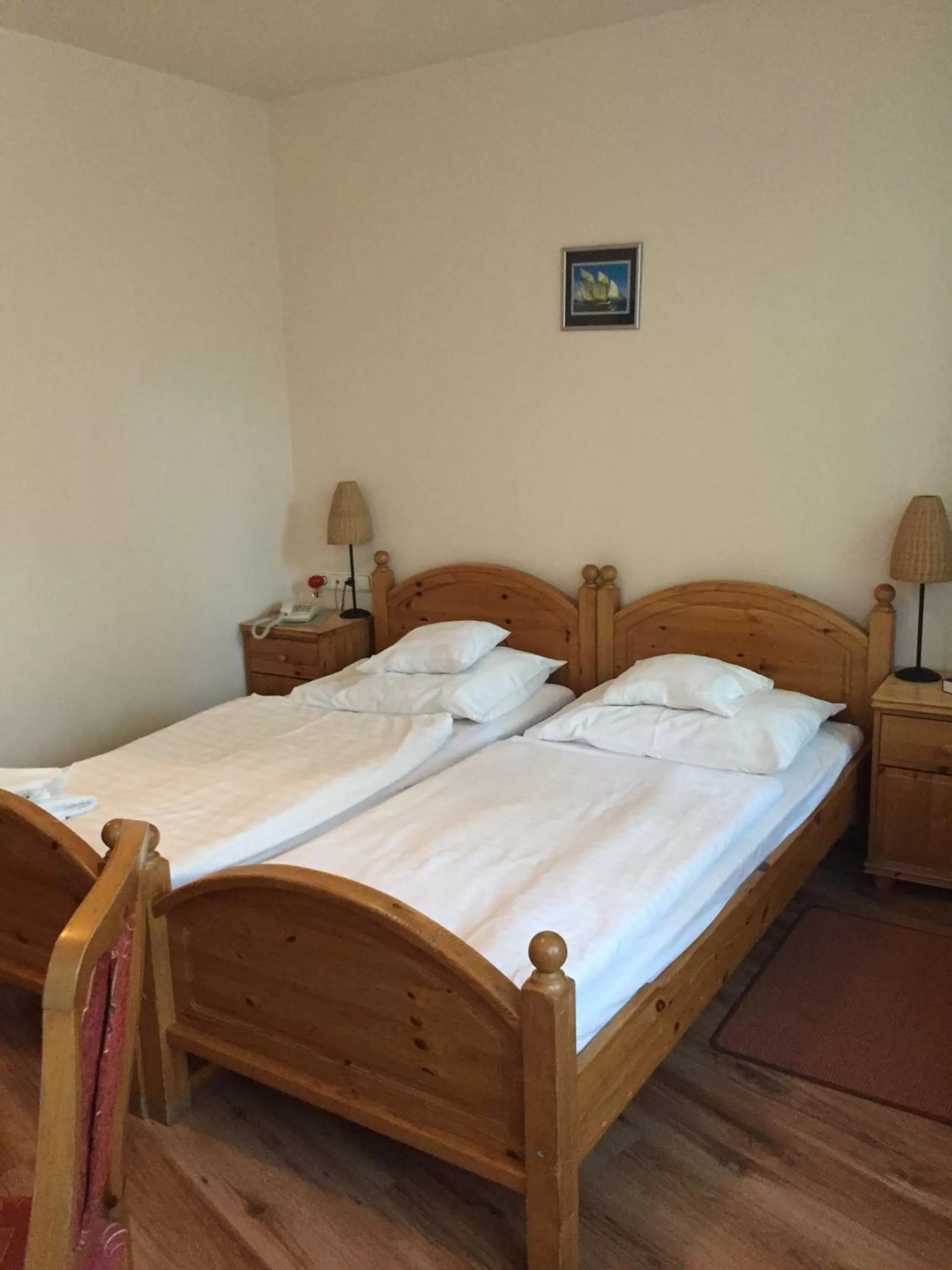 Double or Twin Room with Balcony in Arany Szarvas Fogadó és Captain Drakes Pub