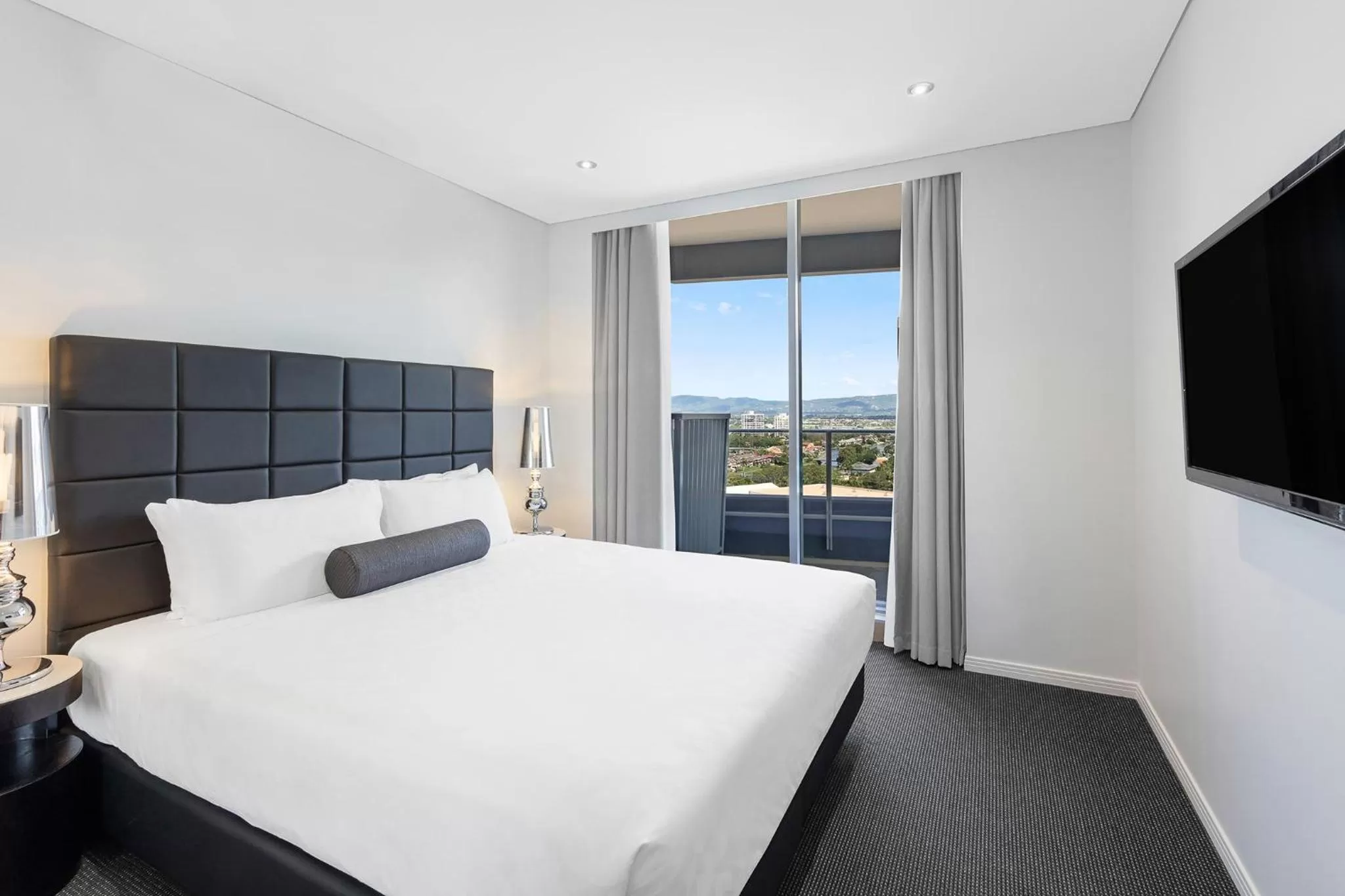 One Bedroom Modern Suite  in Meriton Suites Broadbeach