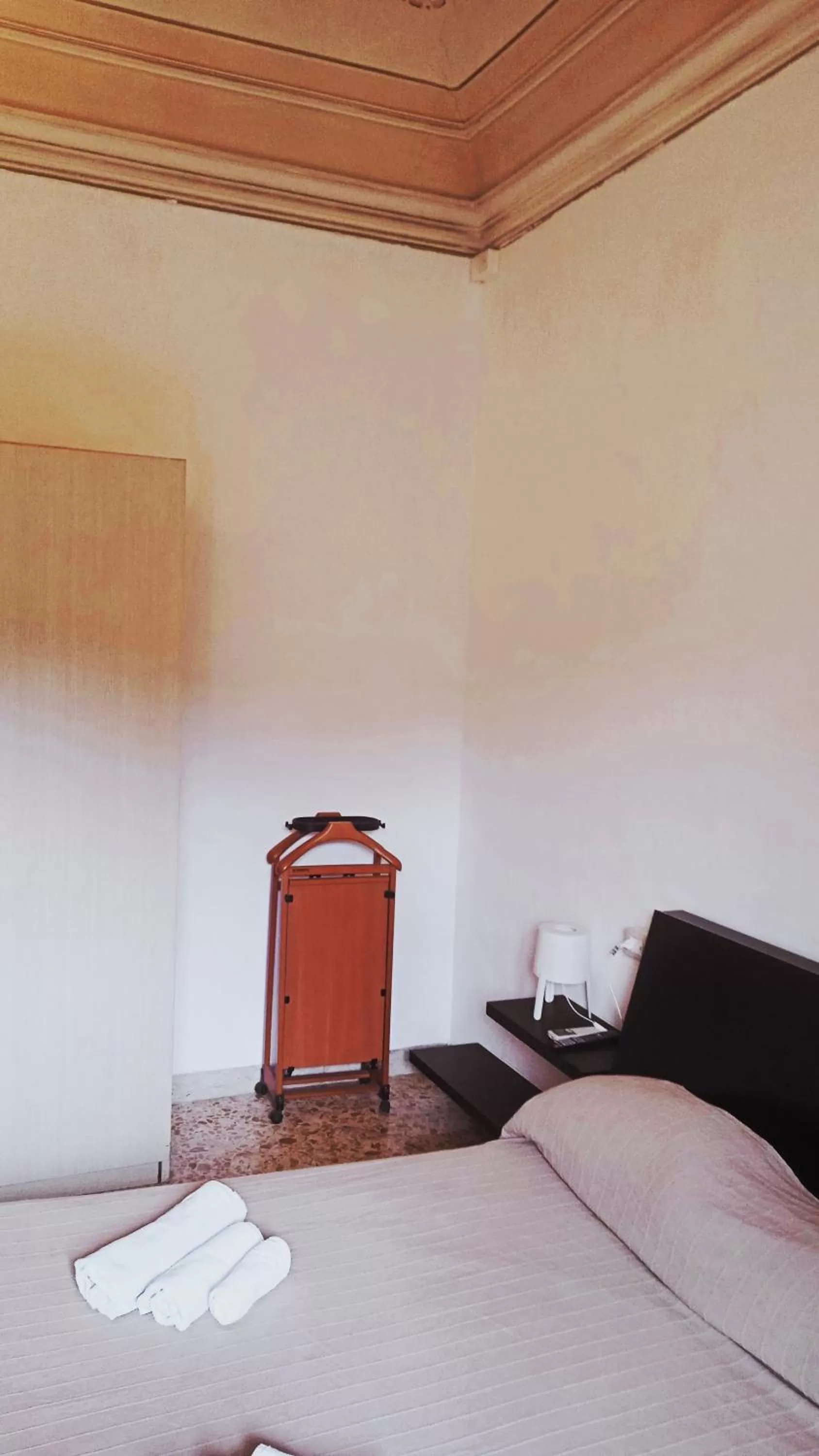 Bed in Bed and Books Isabella