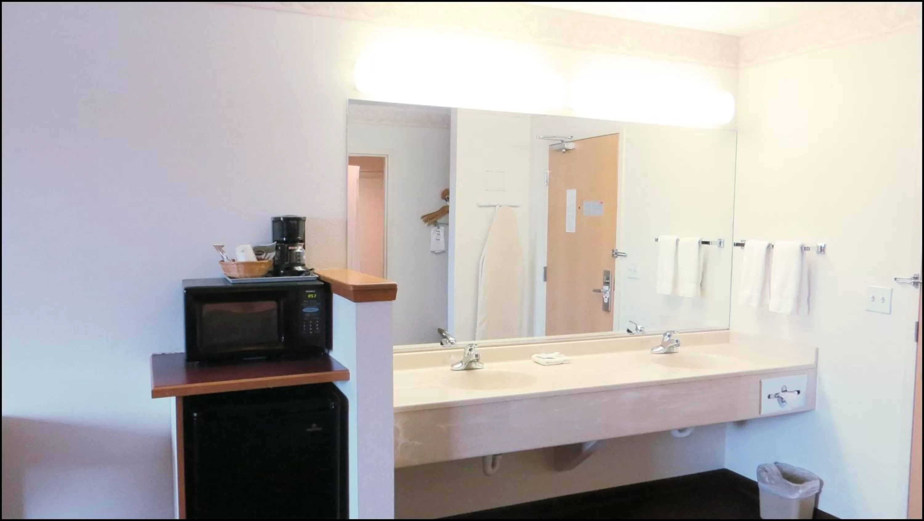 Bathroom in Peppermill Empress Inn