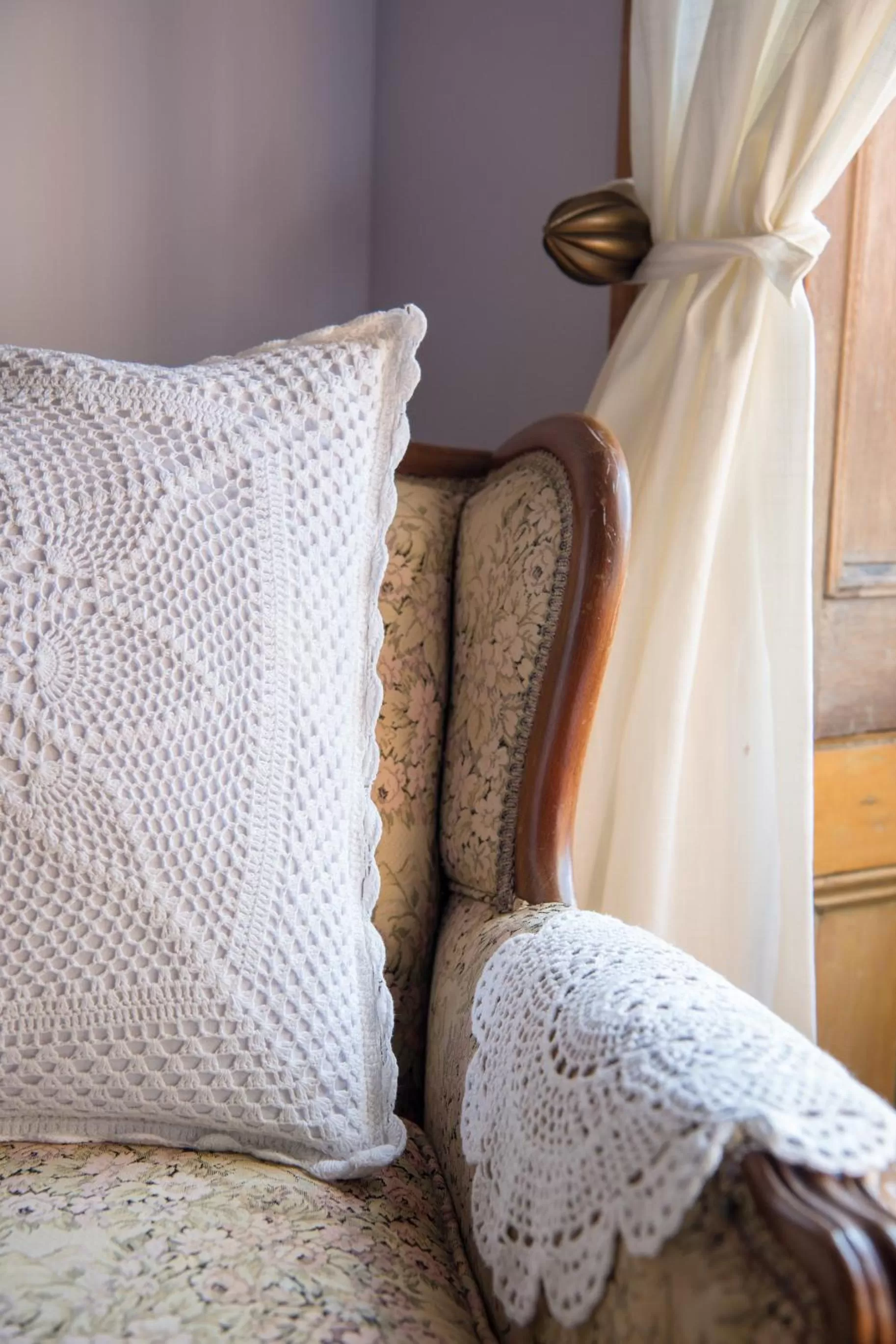 Seating area, Bed in Harlem Grand