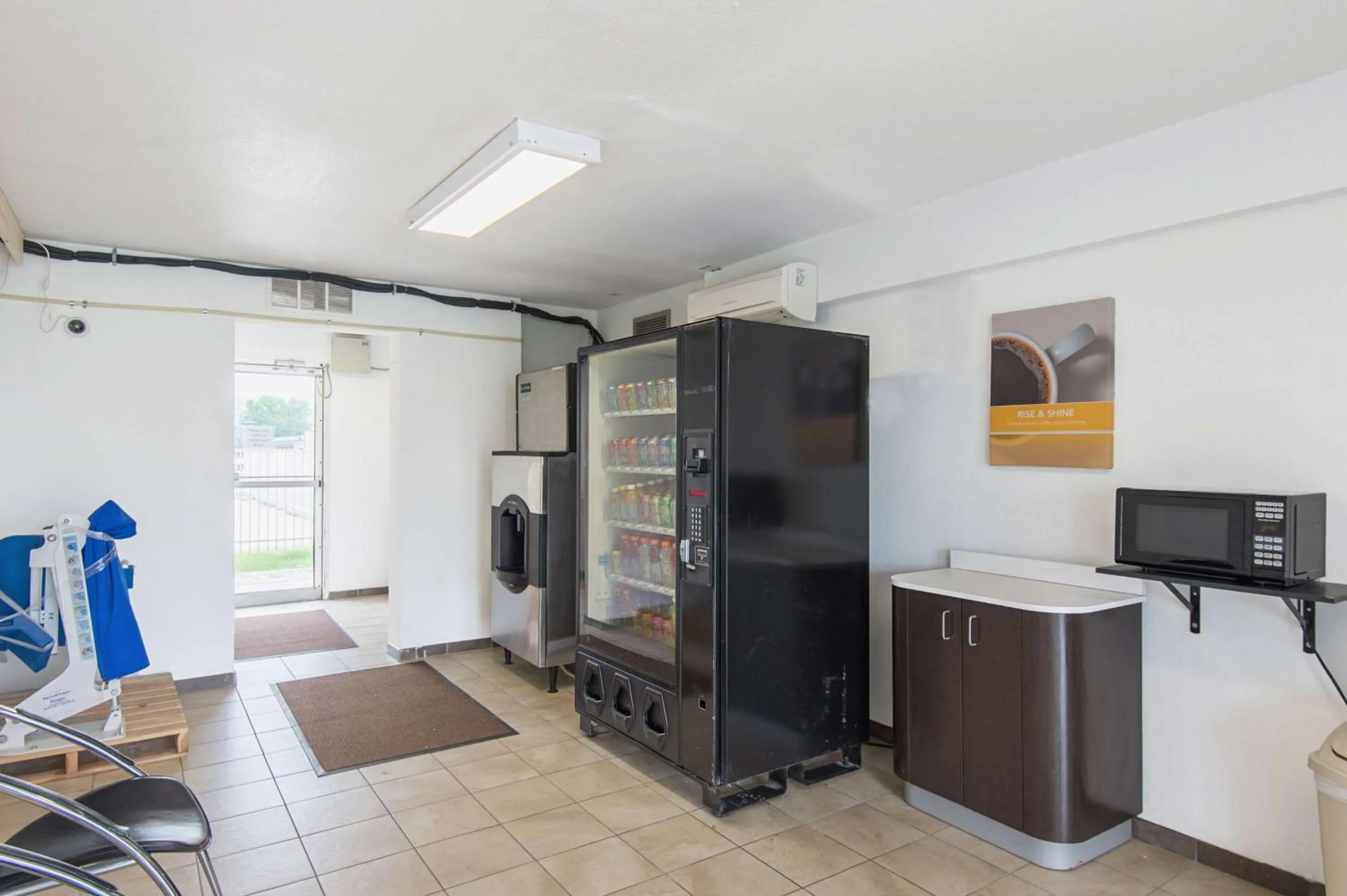 Property building in Motel 6 Kansas City, MO - Airport