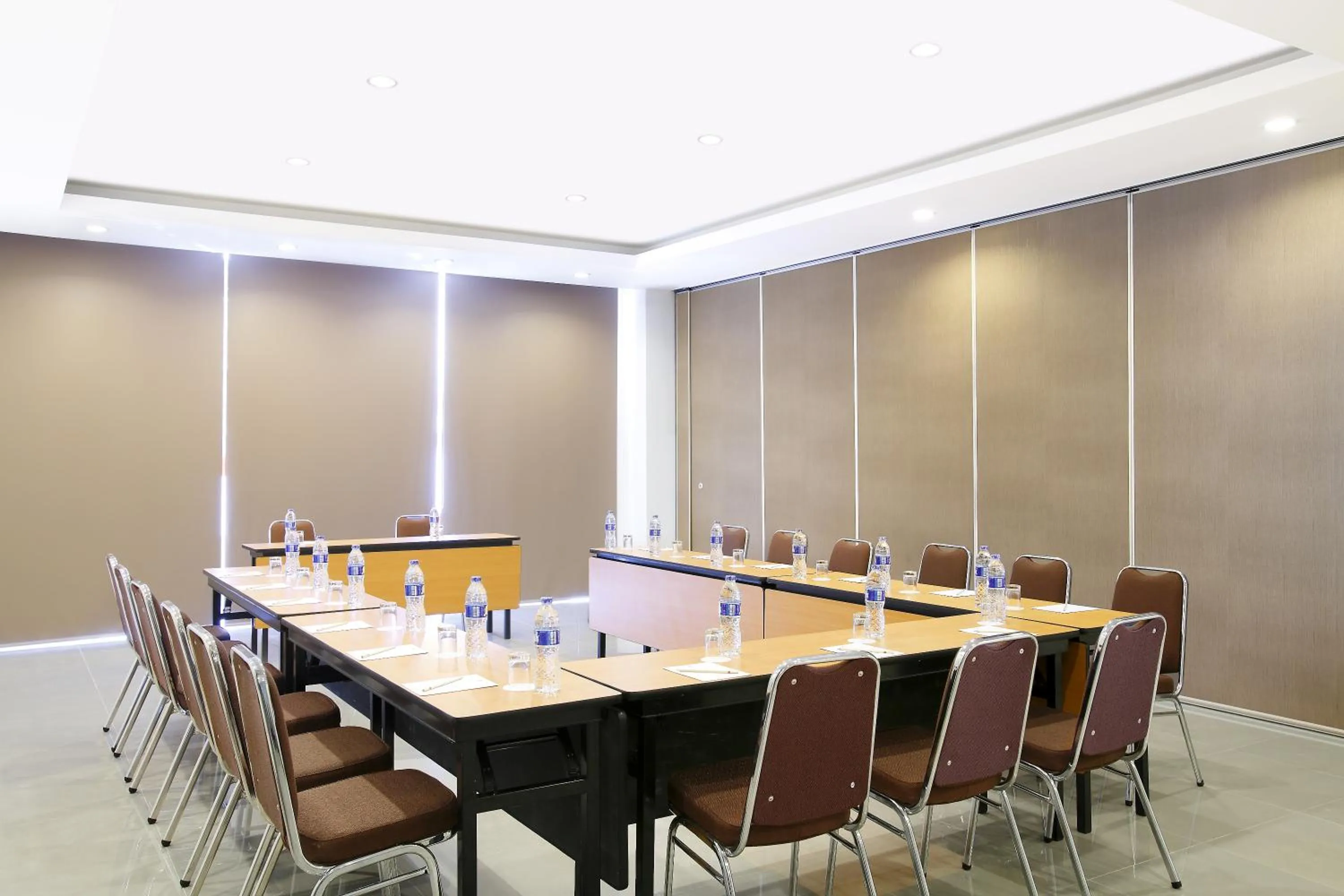 Meeting/conference room in Amaris Hotel Teuku Umar