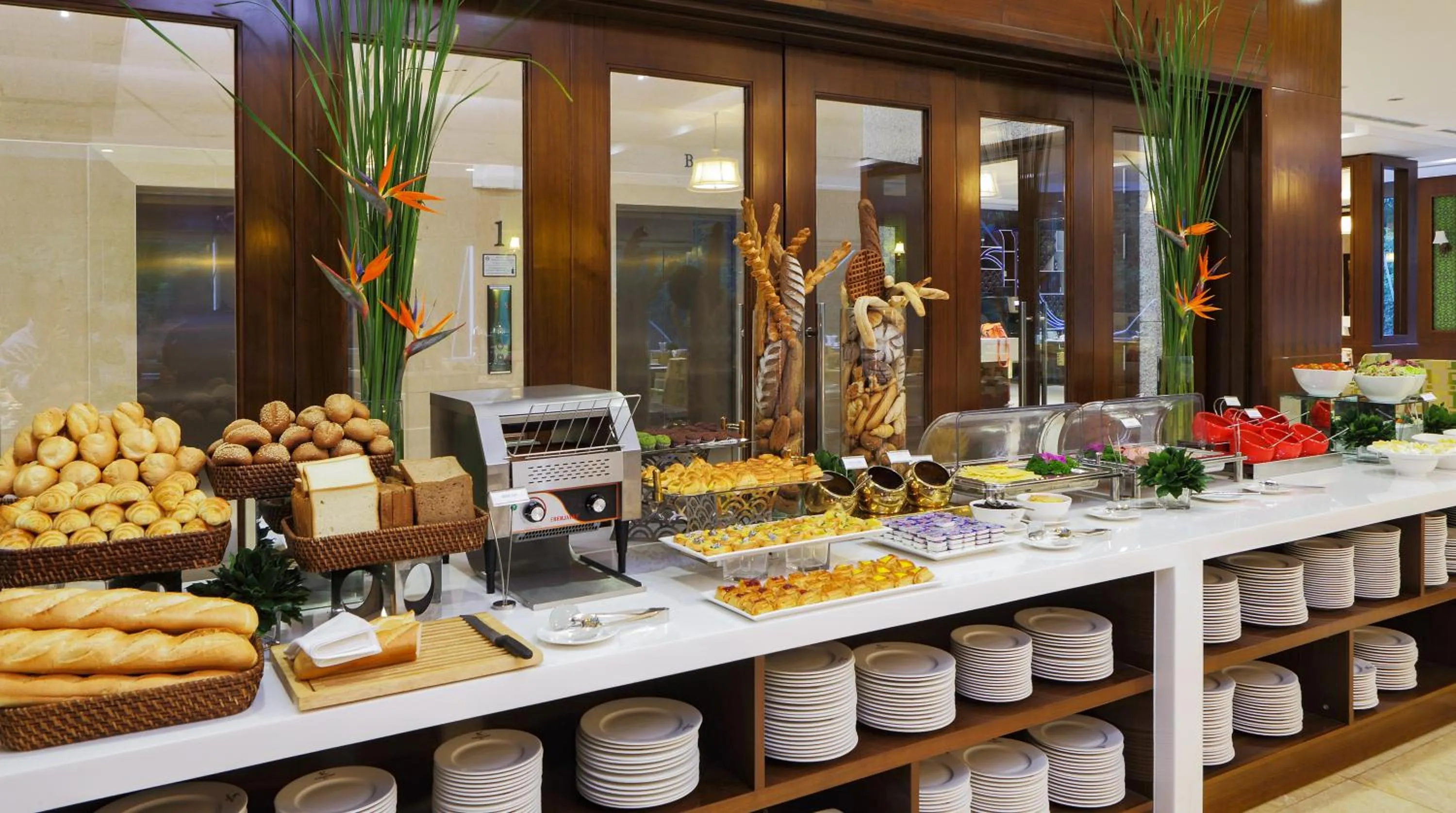 Restaurant/places to eat in Central Palace Hotel