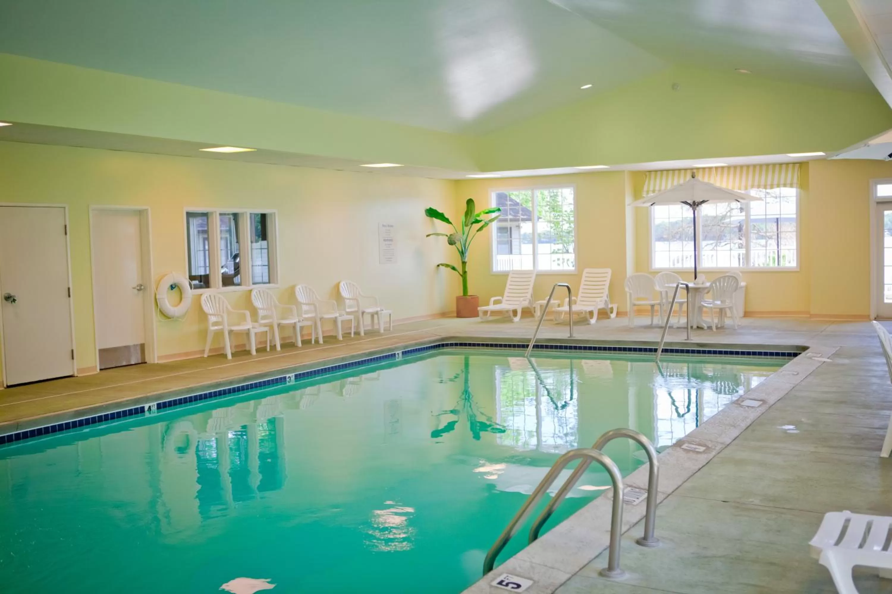 Hot Tub in Bay Pointe Inn