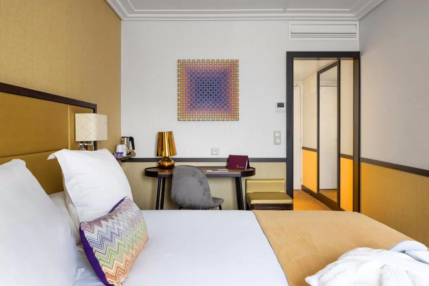 Bed in Hôtel Paris Neuilly