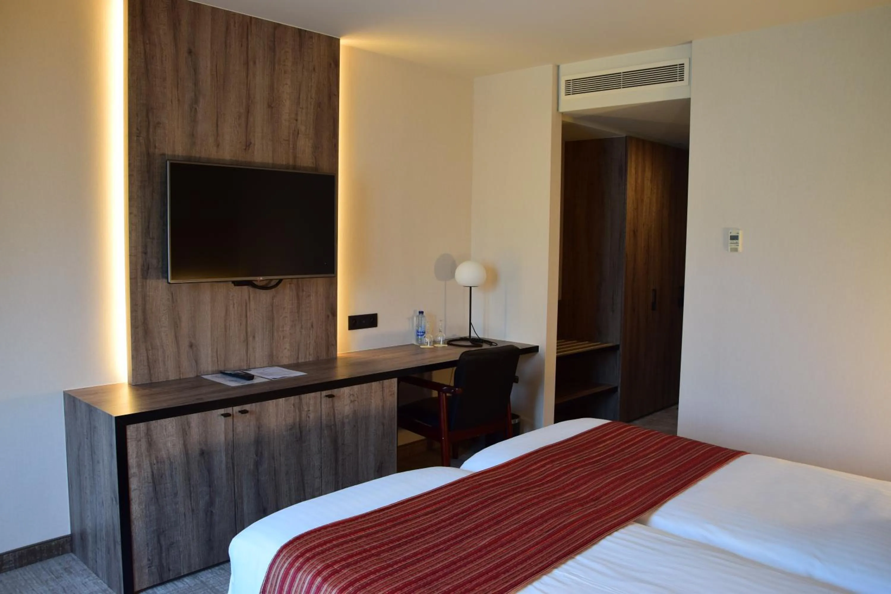 Bedroom, Bed in Hotel Restaurant Weinebrugge