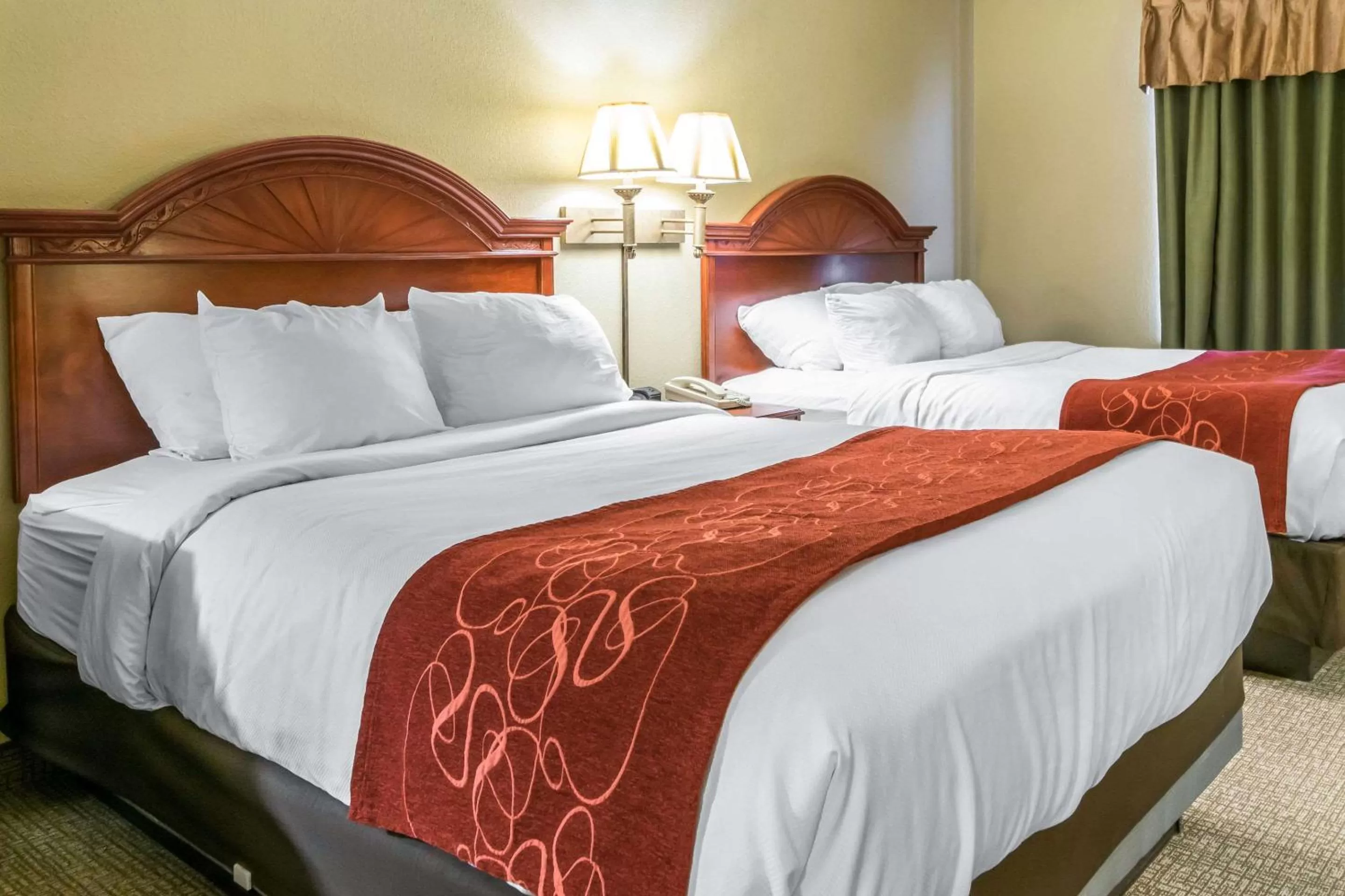 Photo of the whole room, Bed in Comfort Suites Owensboro South