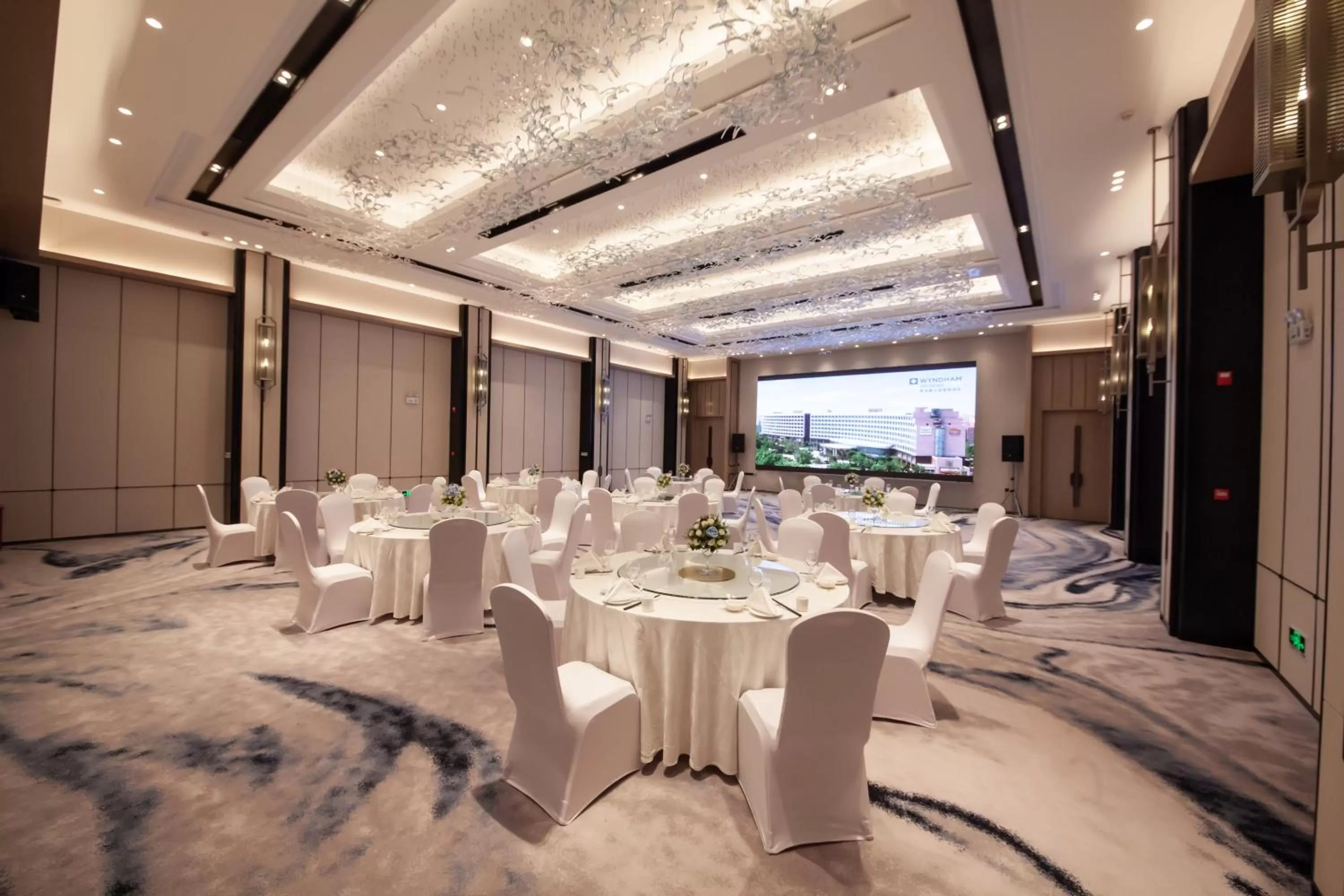 Banquet/Function facilities in Wyndham Qingdao l Free Fixed-Time Shuttle Service Between Hotel and Airport & North Railway Station l Outdoor Children's Amusement Park l 1-Hour Play Snooker or Table Tennis