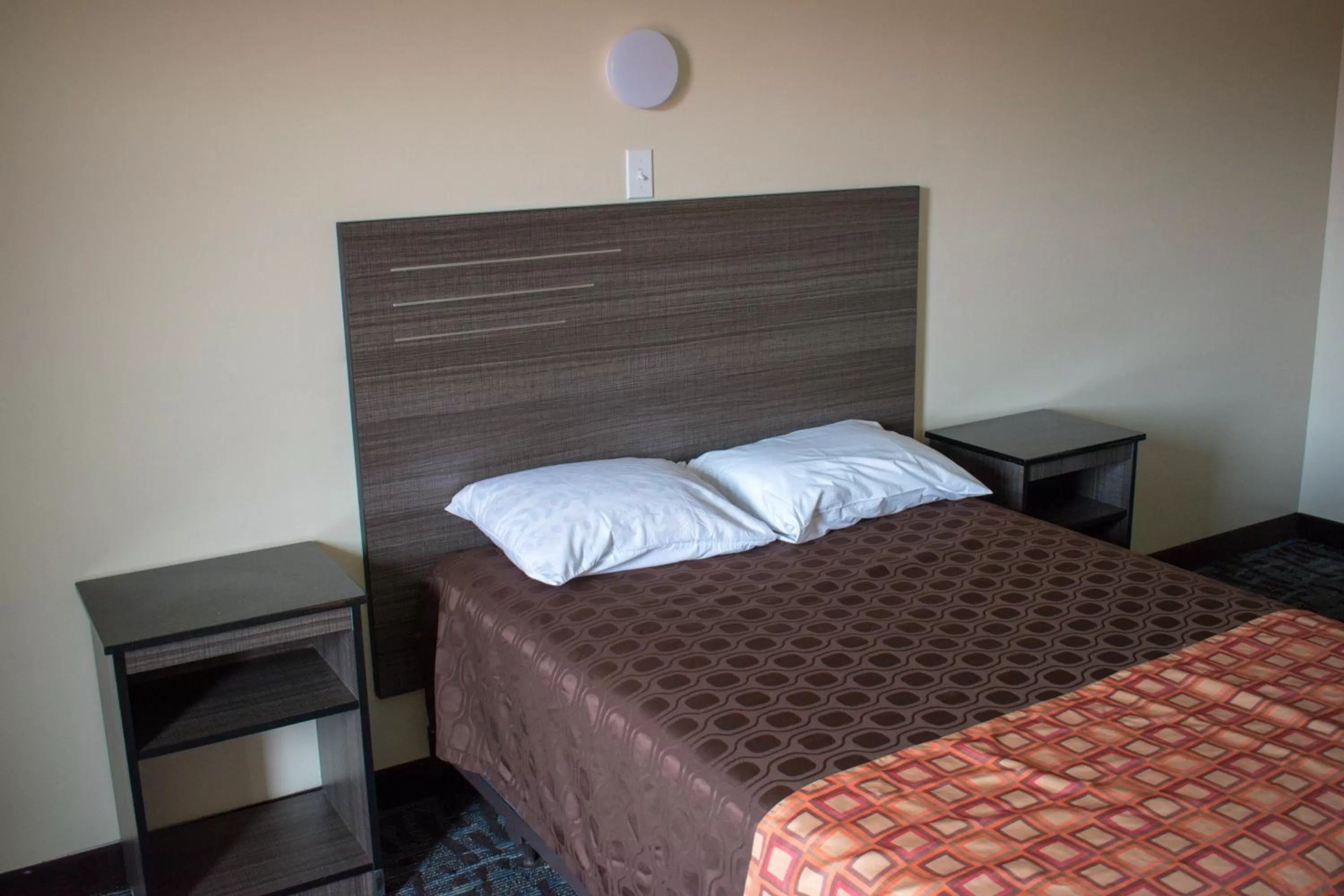 Photo of the whole room, Bed in Inn of Lenoir Motor Lodge