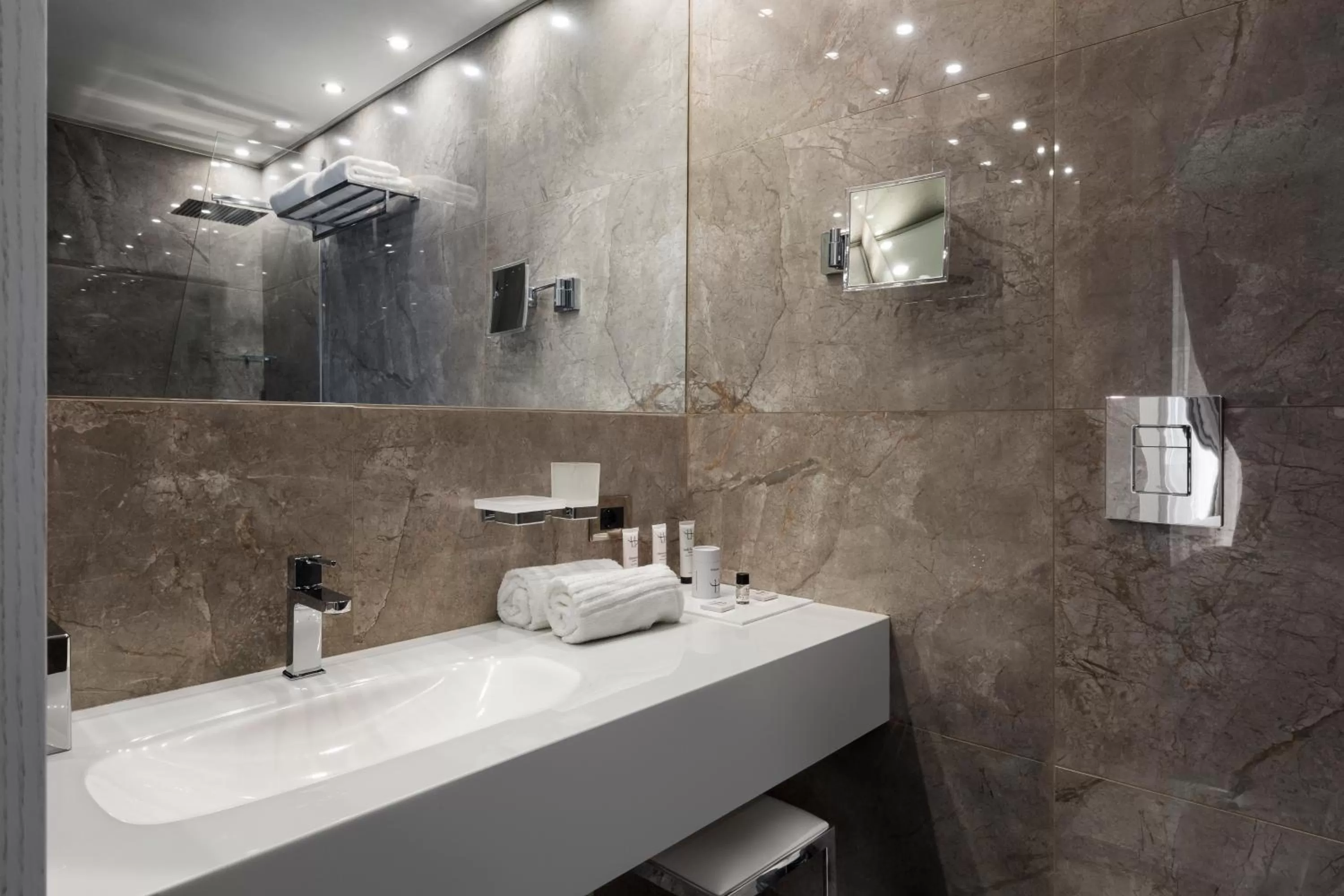 Shower in LHP Napoli Palace & SPA