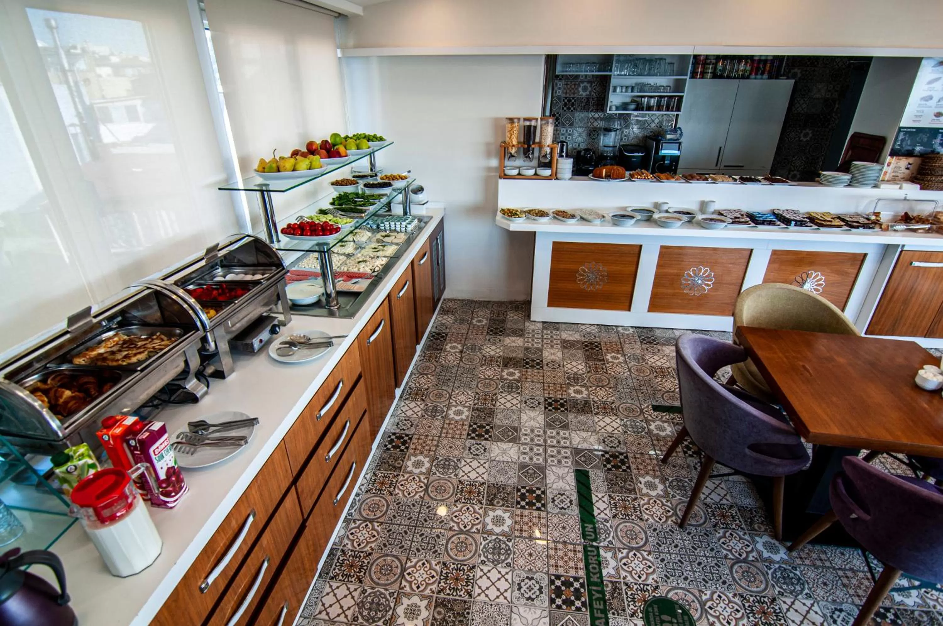 Restaurant/places to eat in Lapis Inn Hotel & Spa ( Ex. Ambassador Hotel)