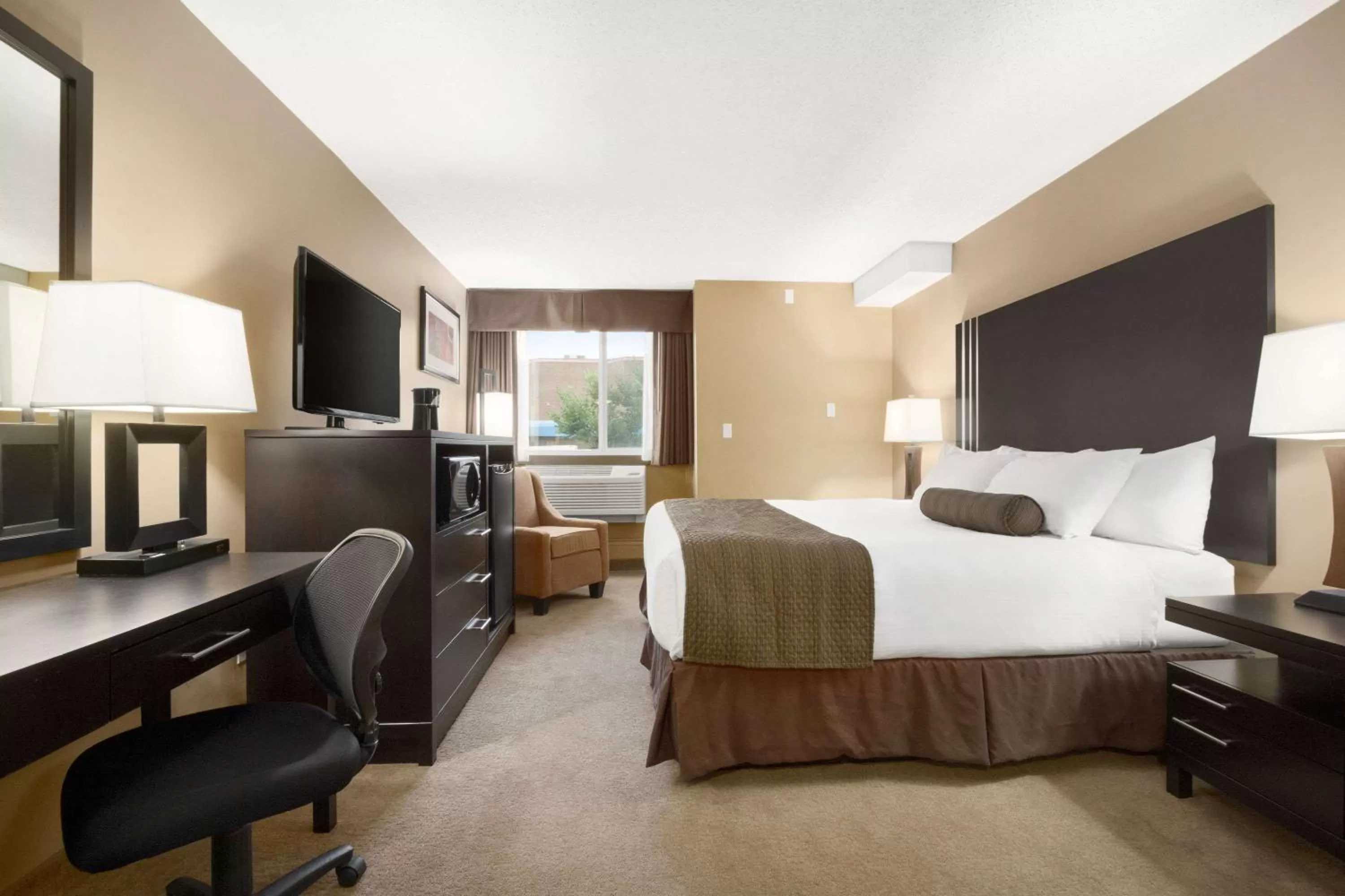 Photo of the whole room, Bed in Days Inn by Wyndham Calgary Northwest