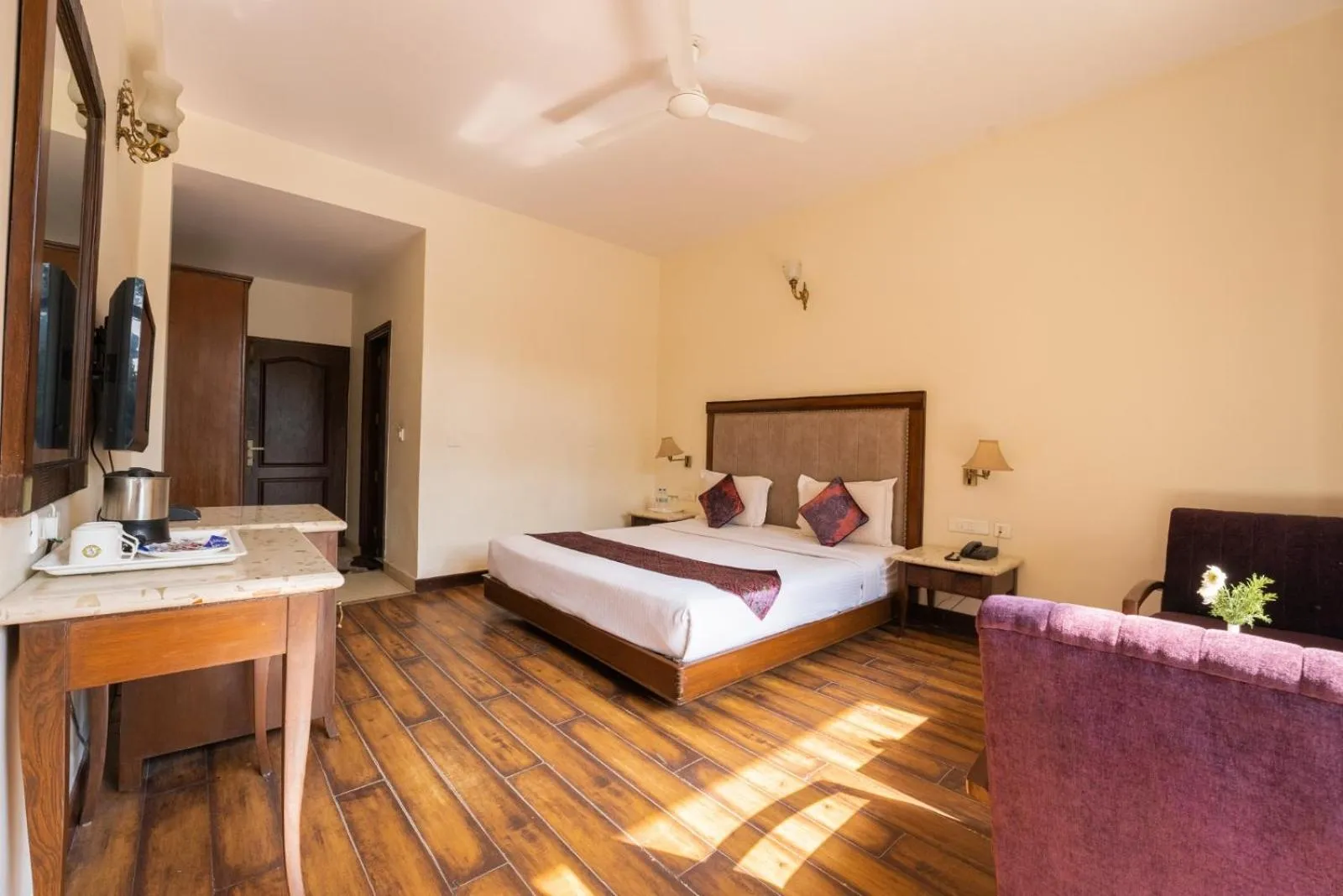 Bed in Kasauli Castle Resort