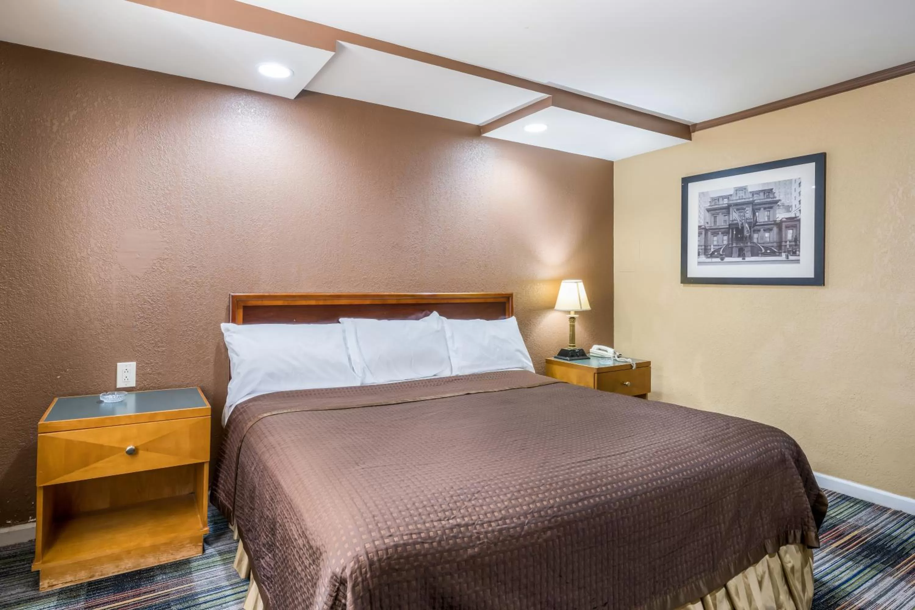 Bed in Knights Inn Trevose