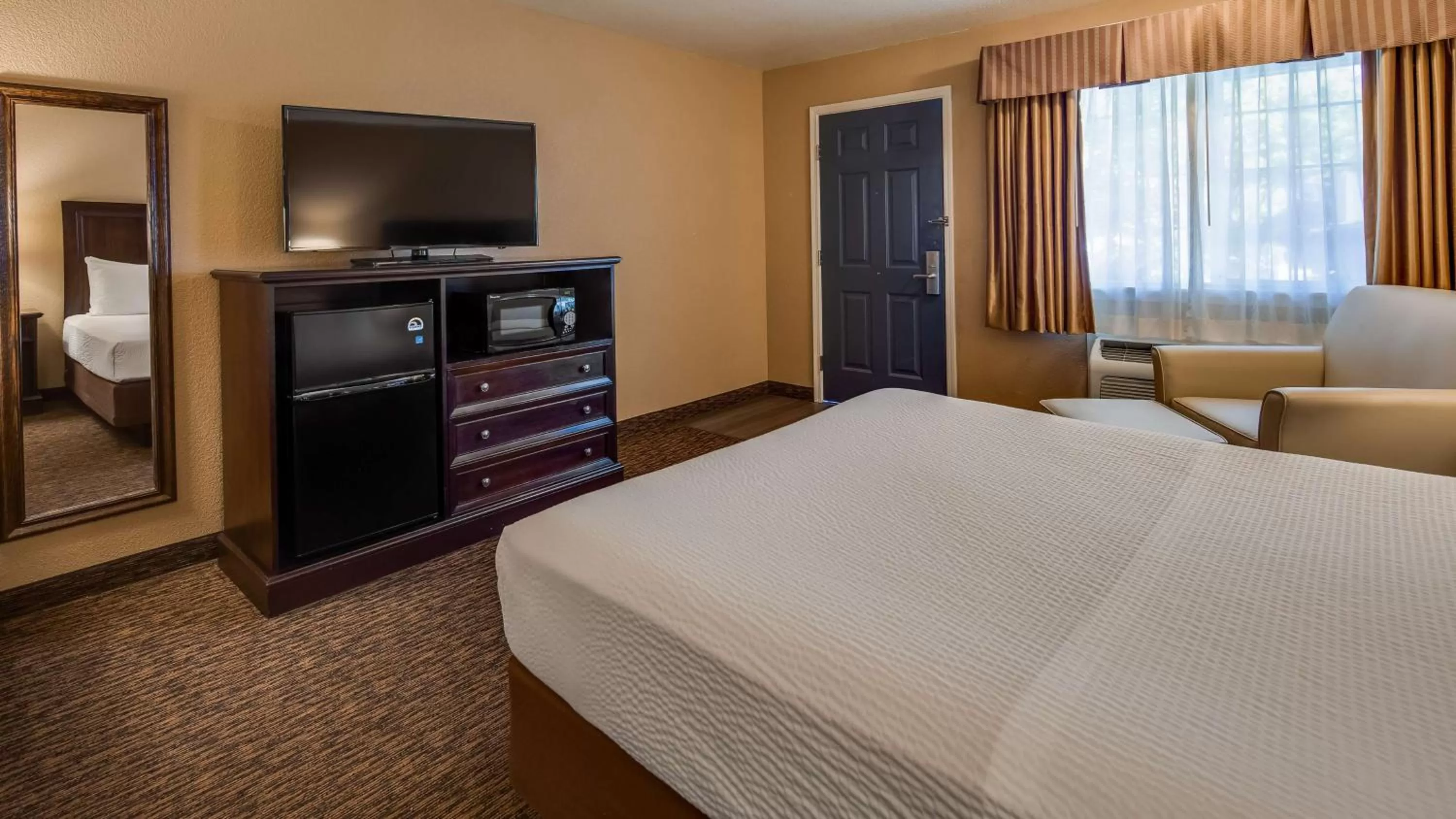 One-Bedroom Queen Suite with Sofa Bed in Best Western Country Inn