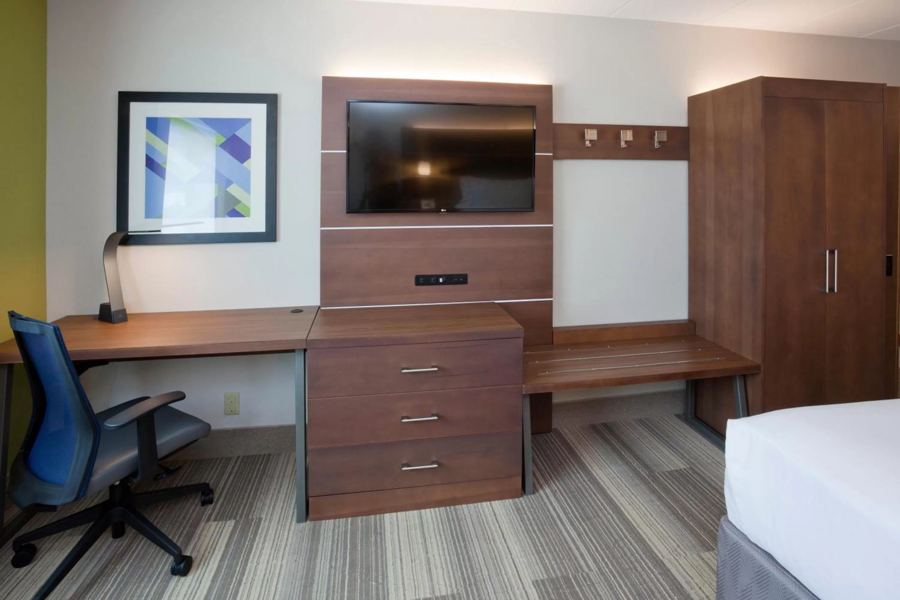 TV and multimedia, Bed in Holiday Inn Express Roseville-St. Paul by IHG