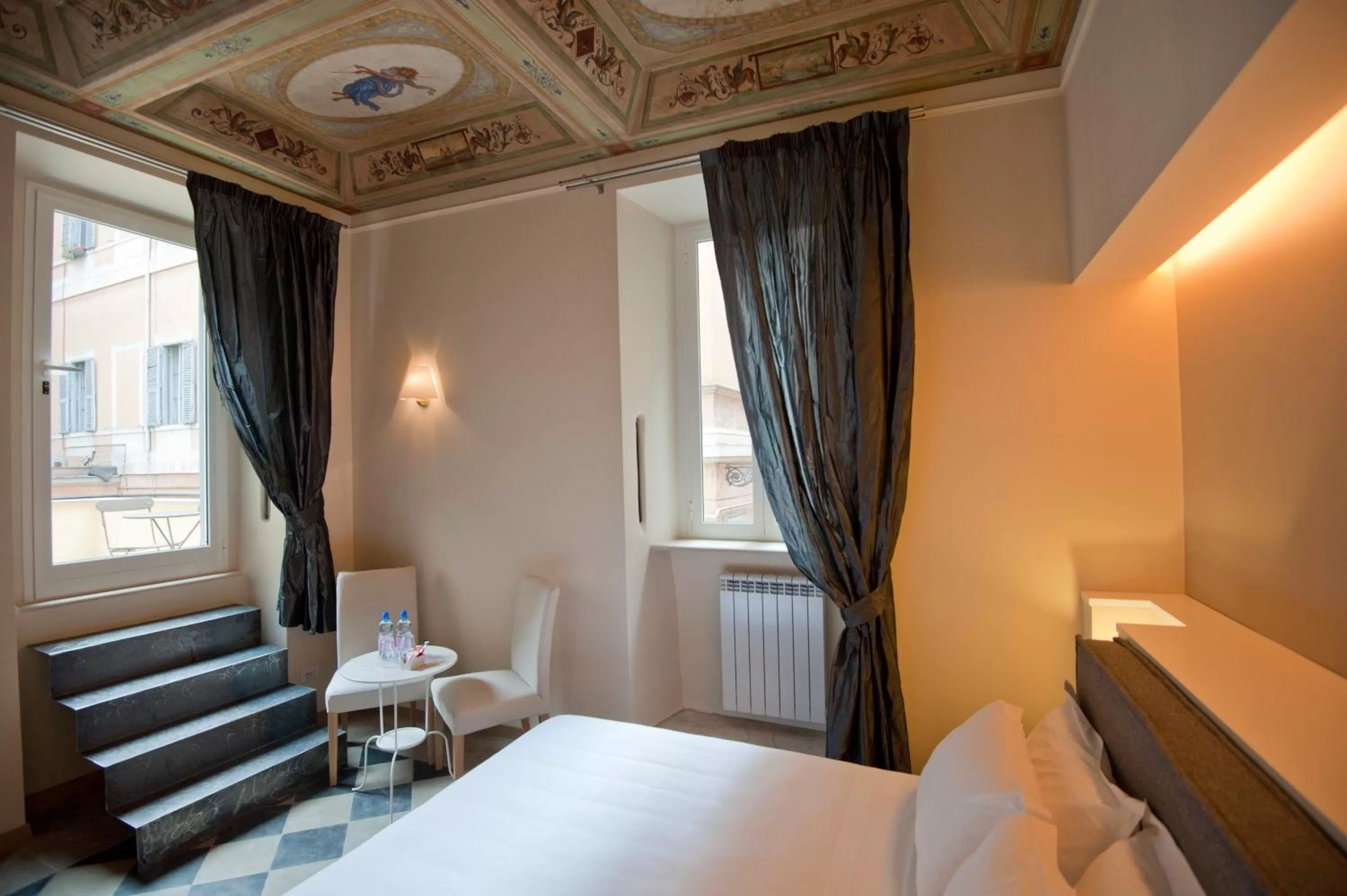 Photo of the whole room, Bed in Little Queen Suite