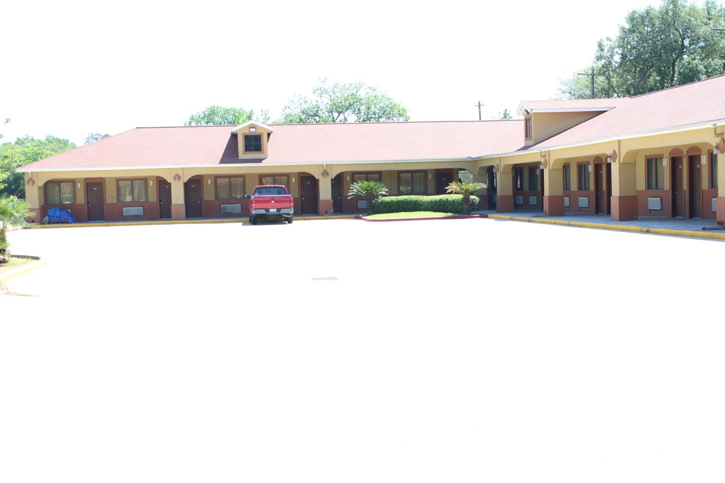 Property Building in Budget Inn Pasadena