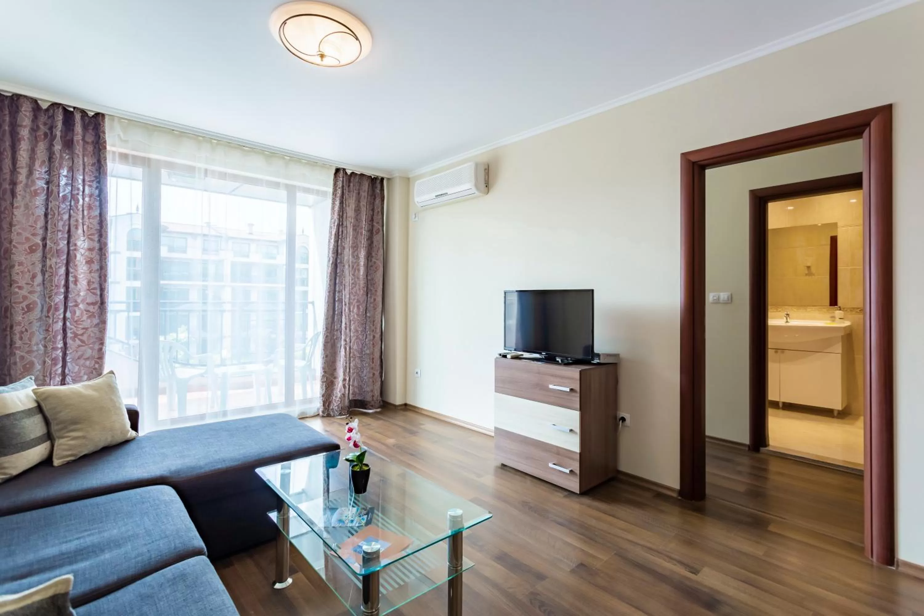 TV and multimedia in Rose Gardens Apart Hotel