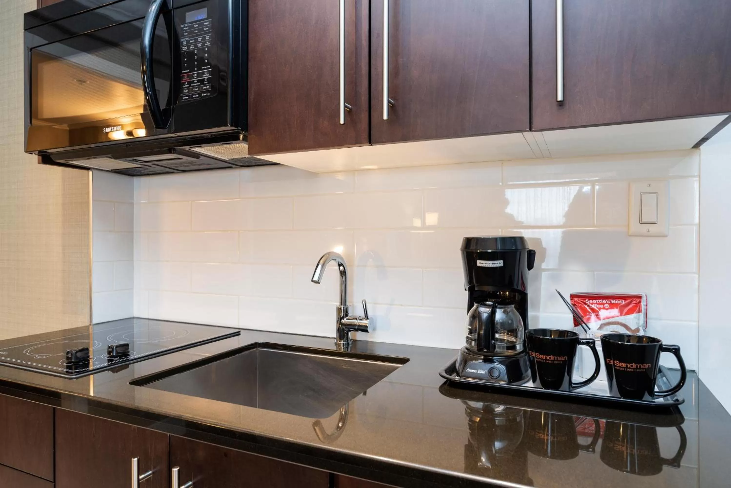 Photo of the whole room in Sandman Hotel Vancouver Airport